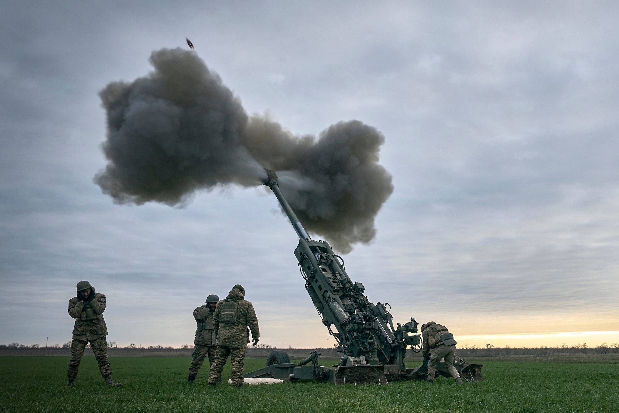 Ukrainische Soldaten schießen mit einer von den USA gelieferten M777-Haubitze auf russische Stellungen