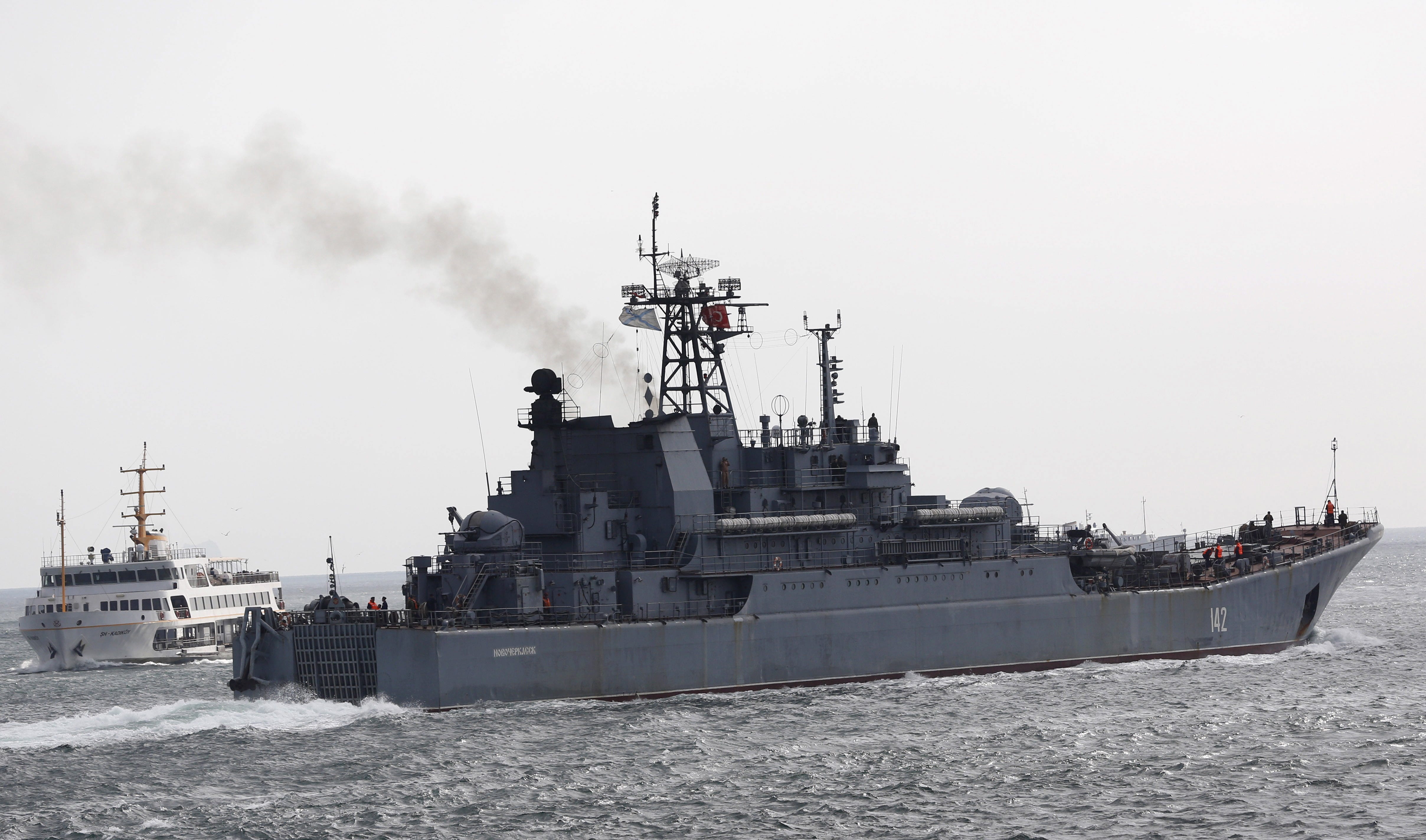 Das große Landungsschiff Nowotscherkassk der russischen Marine segelt am 8. Oktober 2015 in Istanbul, Türkei, im Bosporus auf dem Weg zum Mittelmeer.