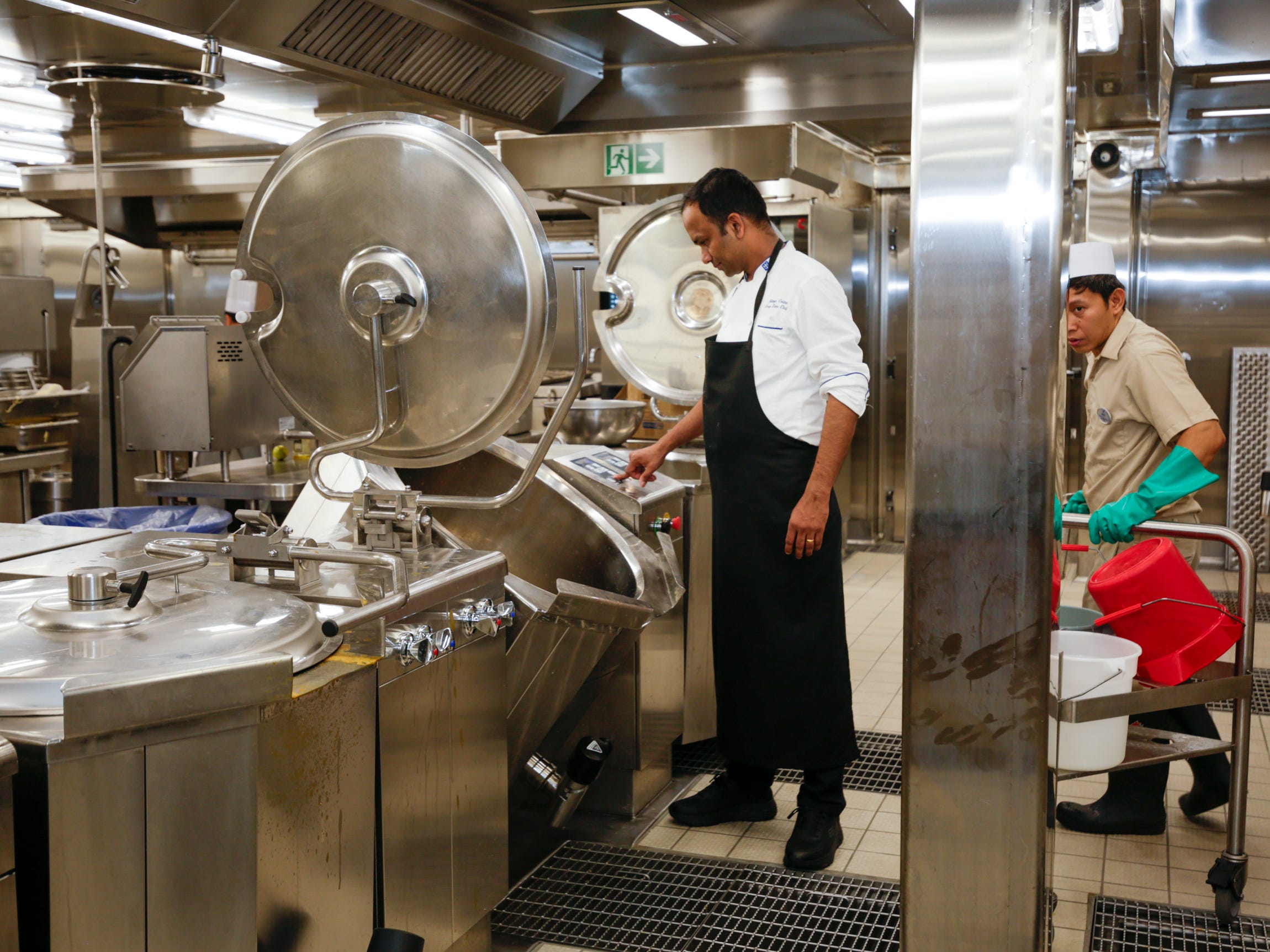 Menschen und große Suppentöpfe in einer Küche auf der Icon of the Seas von Royal Caribbean