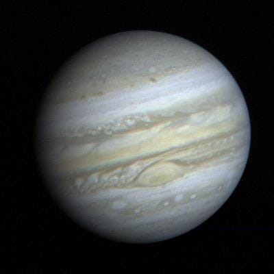 Schwacher Jupiter in Gelb, Weiß und Braun, der im schwarzen Raum hängt