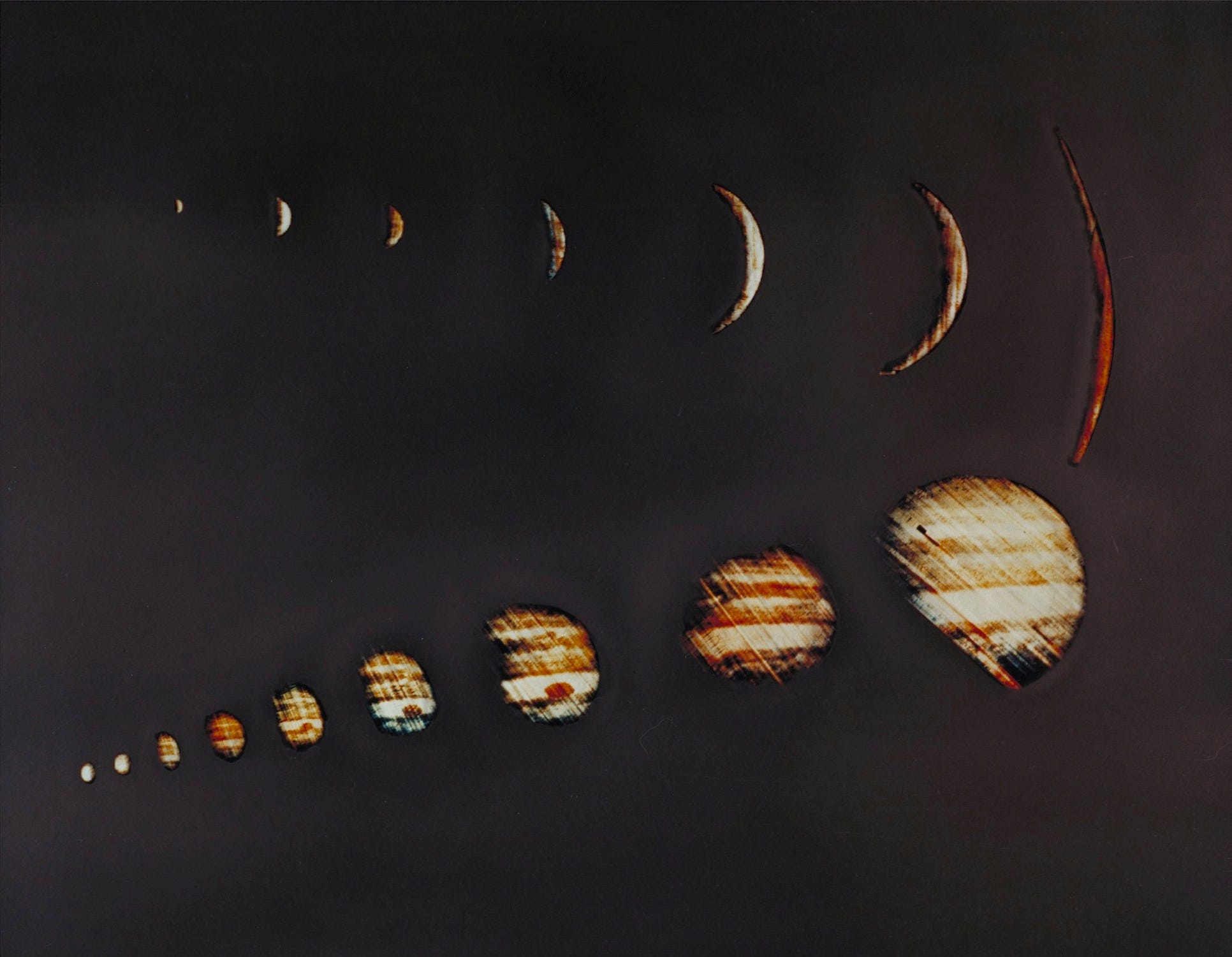 Die Jupiter-Bilderserie mit zunehmender Größe zeigt den Planeten verschwommen mit Filmlinien darüber, die immer näher kommen, in einer dünnen Sichel im oberen Bildverlauf und in einer fast vollständigen hellen Scheibe im unteren Bildverlauf