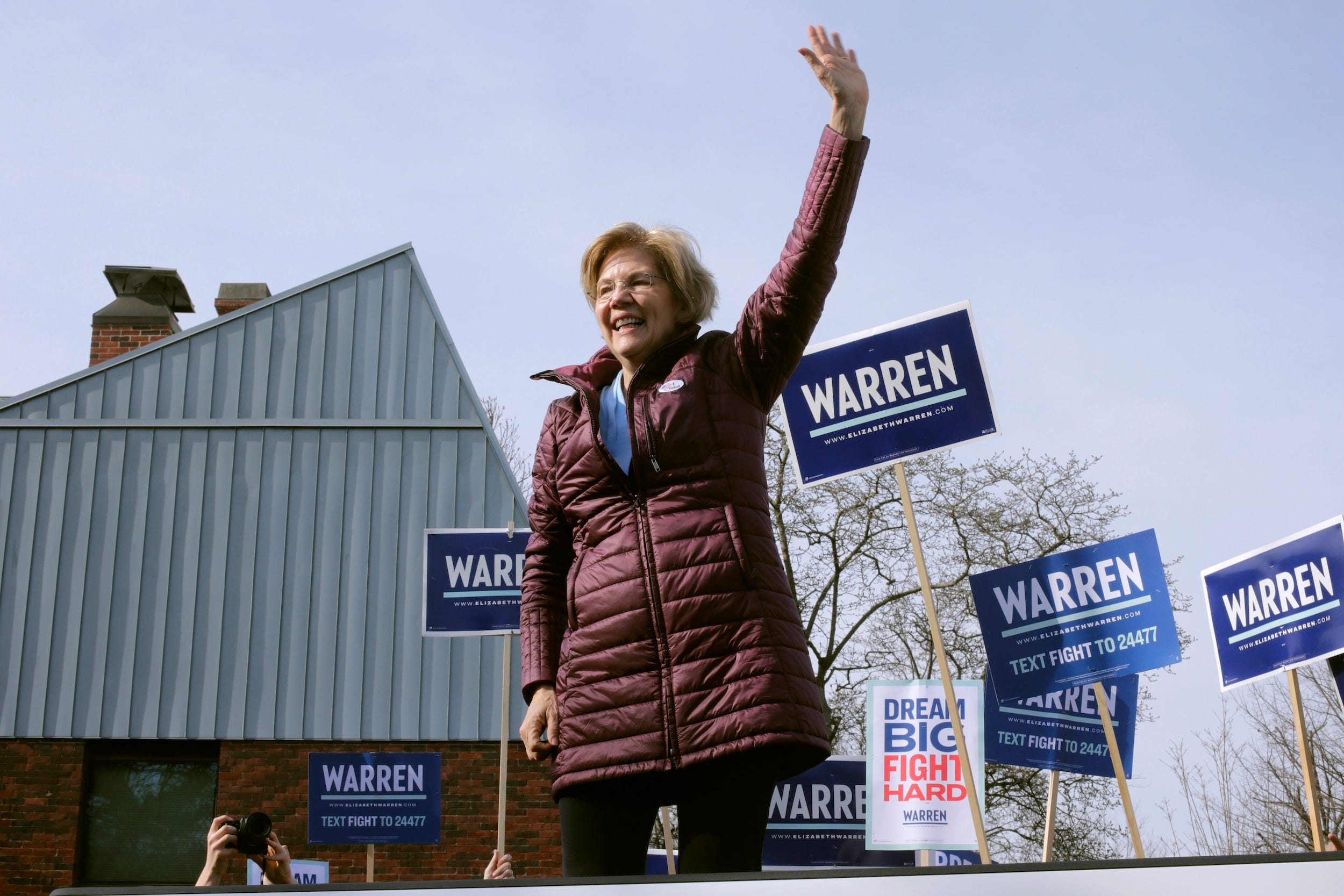 Elizabeth Warren winkt den Unterstützern zu