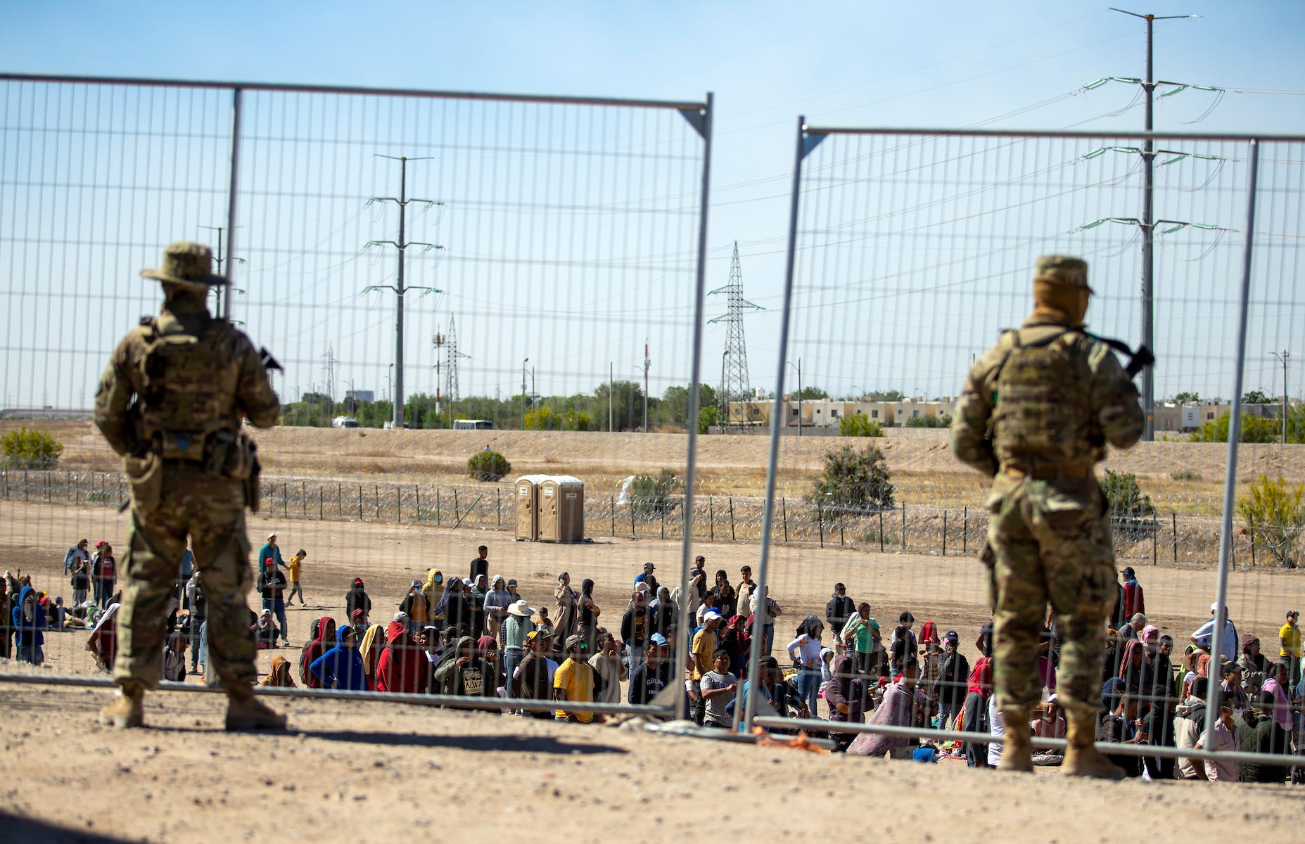 Migranten warten in der Schlange neben dem Grenzzaun unter der Aufsicht der texanischen Nationalgarde auf die Einreise nach El Paso, Texas, 10. Mai 2023.