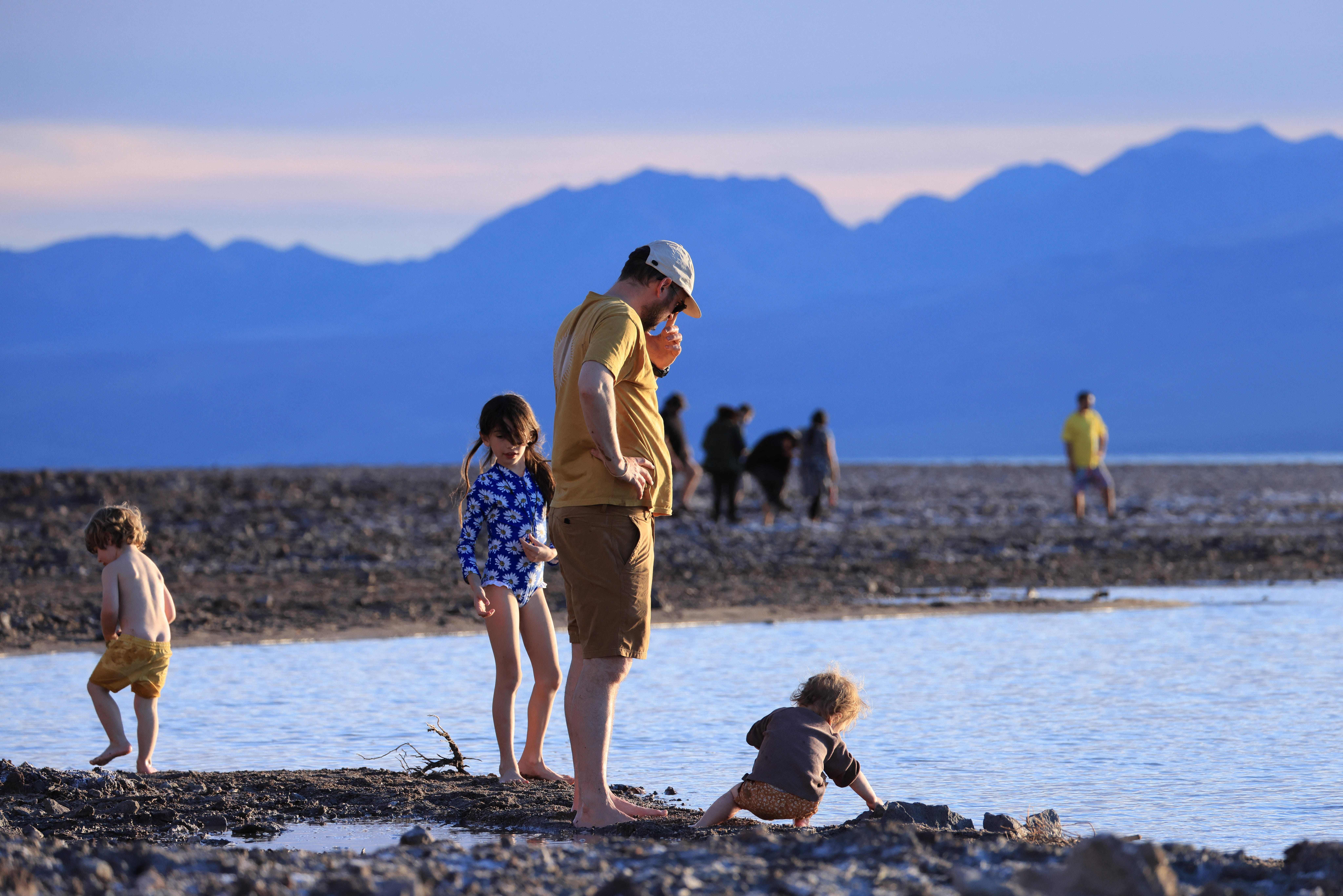 Familie am temporären See im Death Valley im Februar 2024.
