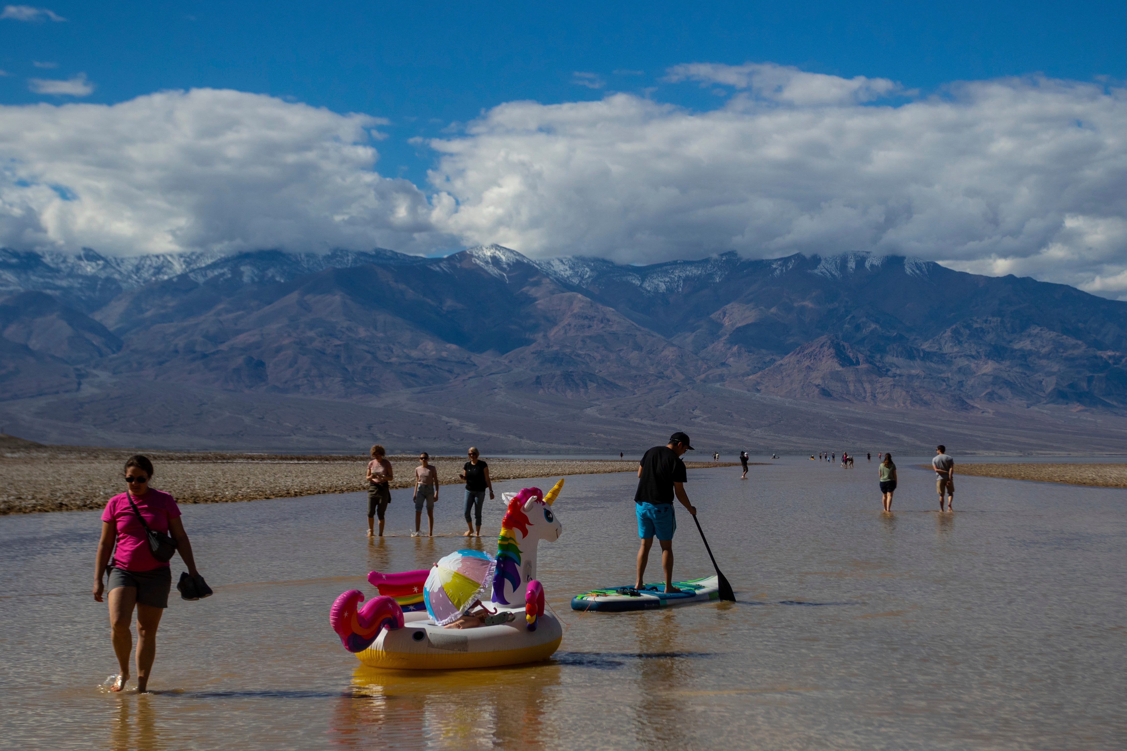 Menschen am temporären See im Death Valley im Februar 2024.