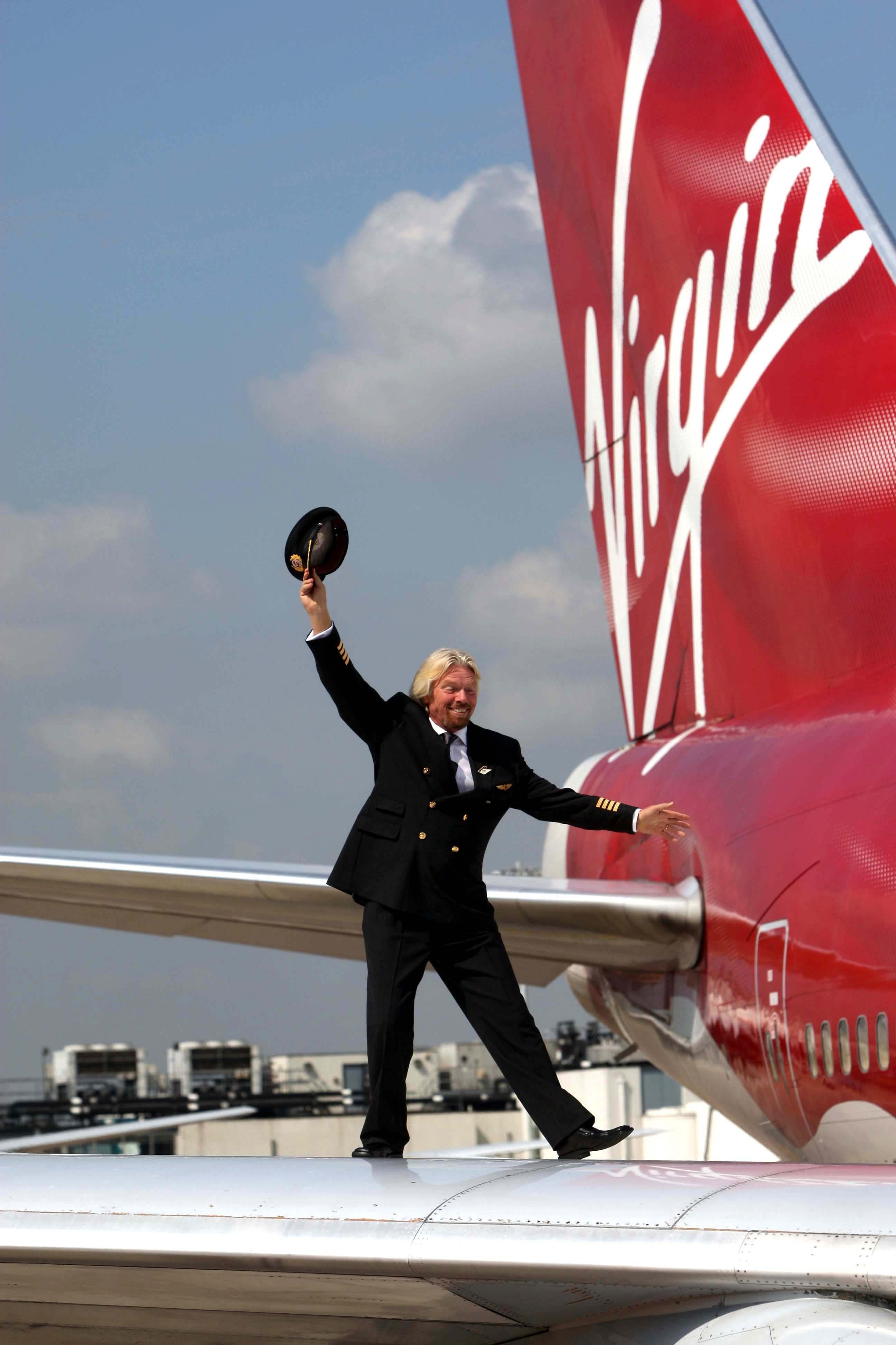 Sir Richard Branson steht auf dem Flügel einer Boeing 747 von Virgin Atlantic am Flughafen Heathrow.