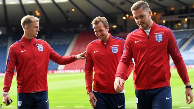 Jack Butland (rechts) mit Joe Hart und Harry Kane vor einem England-WM-Qualifikationsspiel gegen Schottland im Jahr 2017