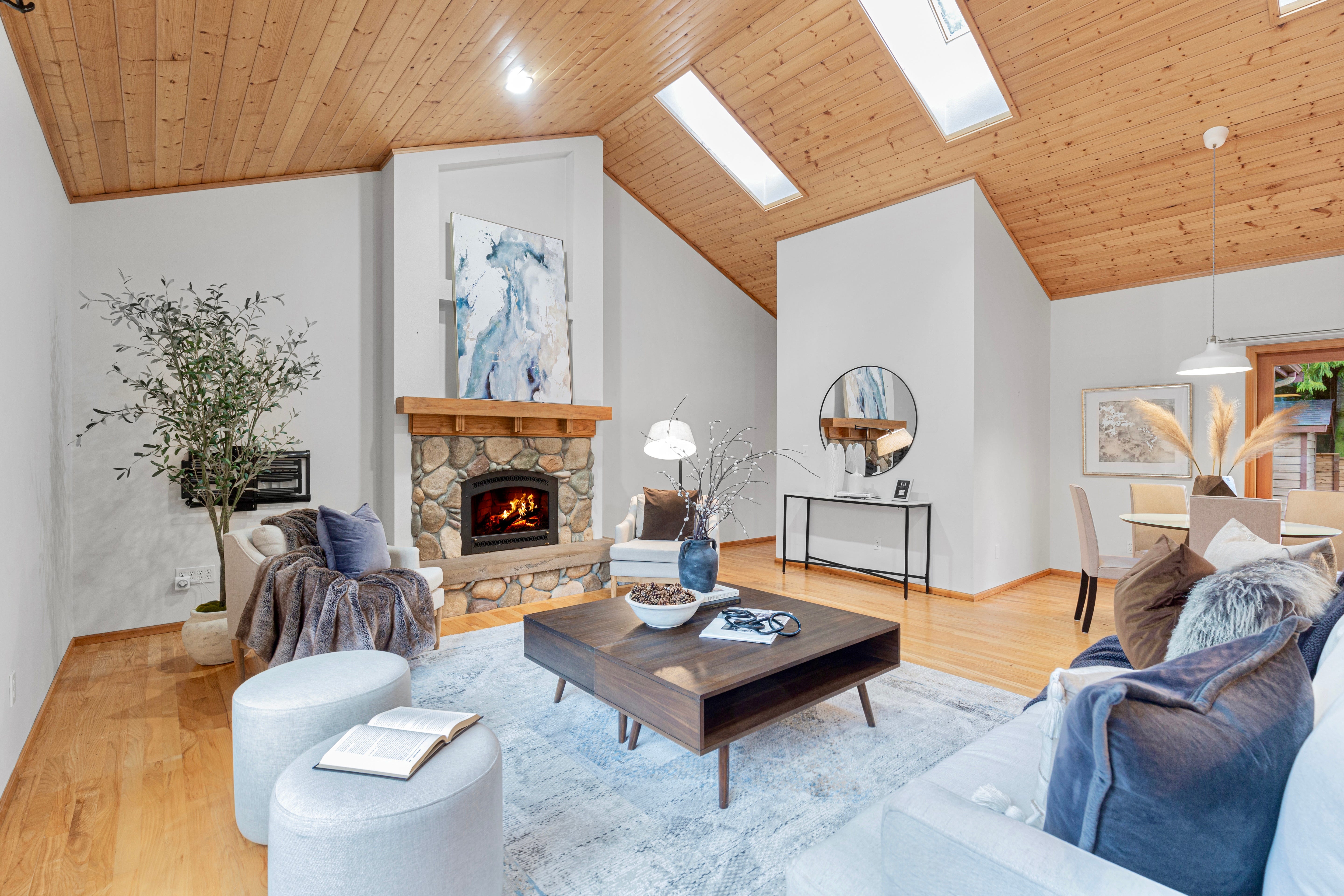 ein Wohnzimmer in dem Haus, in dem Jeff Bezos Amazon gründete, inklusive Couchtisch, Oberlichtern, Möbeln und Kamin