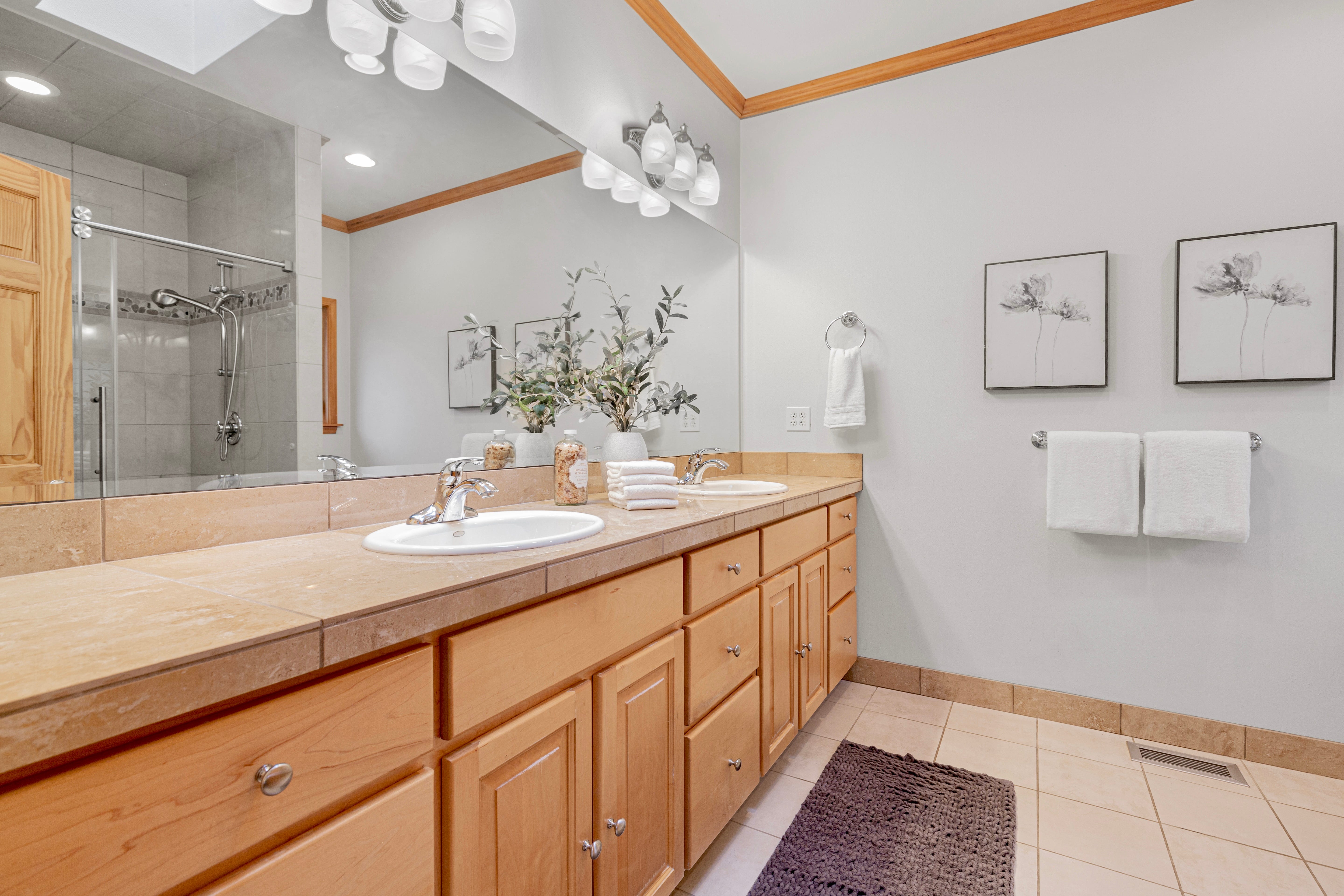 zwei Waschbecken und ein großer Spiegel in einem Badezimmer in dem Haus, in dem Jeff Bezos Amazon gründete