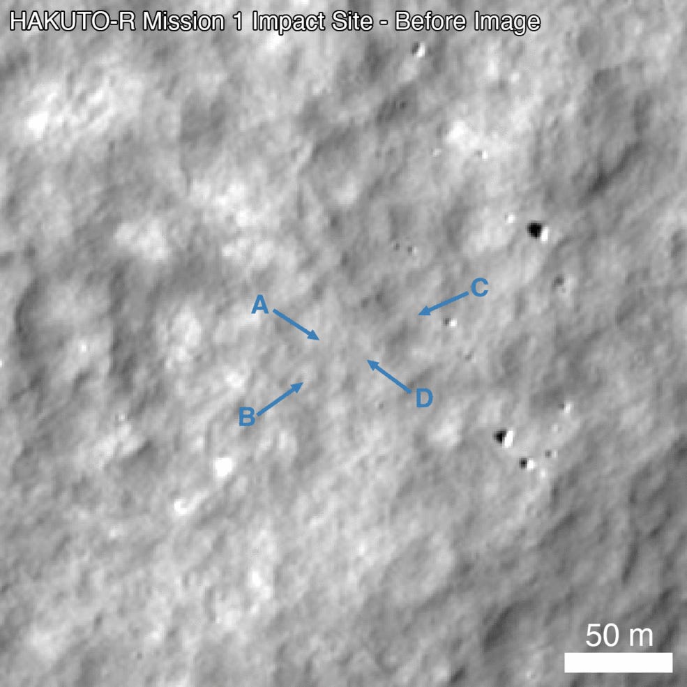 Das zwischen Vorher- und Nachher-Bildern der Mondoberfläche blinkende GIF zeigt das Erscheinen von vier Flecken von Trümmern eines Mondlande-Absturzes