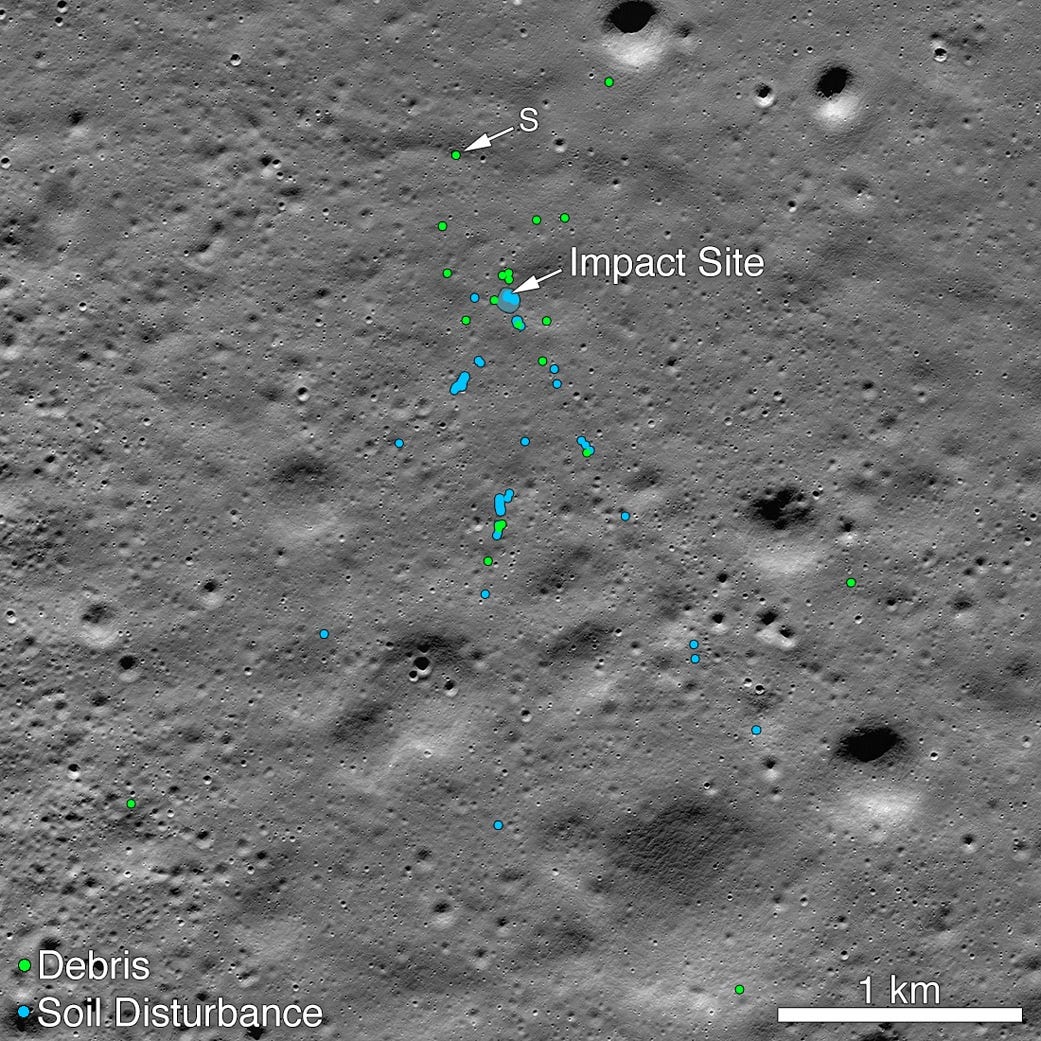 Mondoberfläche mit blauen und grünen Punkten, die darauf hinweisen, dass Trümmer des Vikram-Landers über mehrere Kilometer verteilt sind
