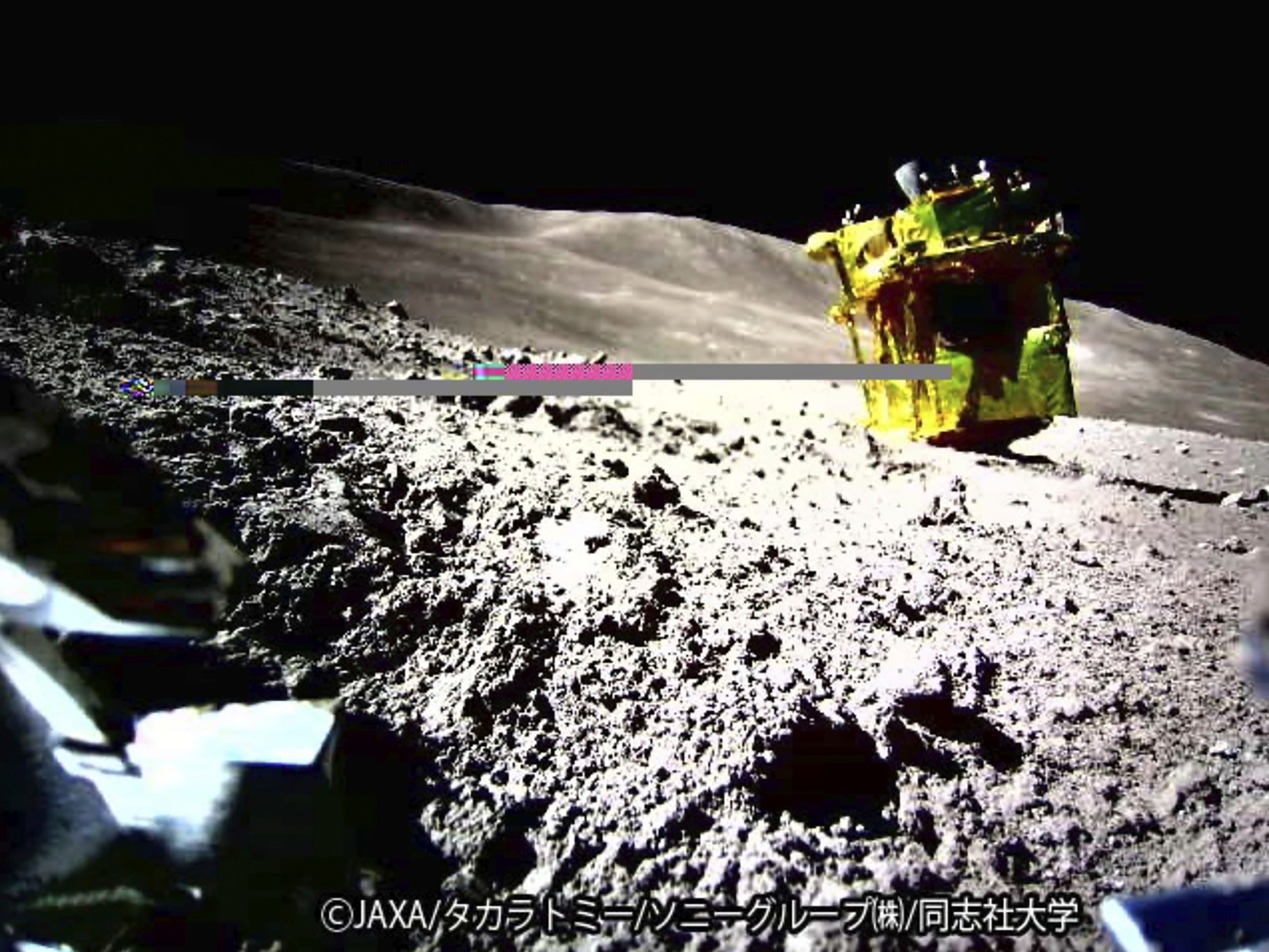 Von einem Lunar Excursion Vehicle 2 (LEV-2) aufgenommenes Bild eines Roboter-Mondrovers namens Smart Lander for Investigating Moon, oder SLIM, auf dem Mond.
