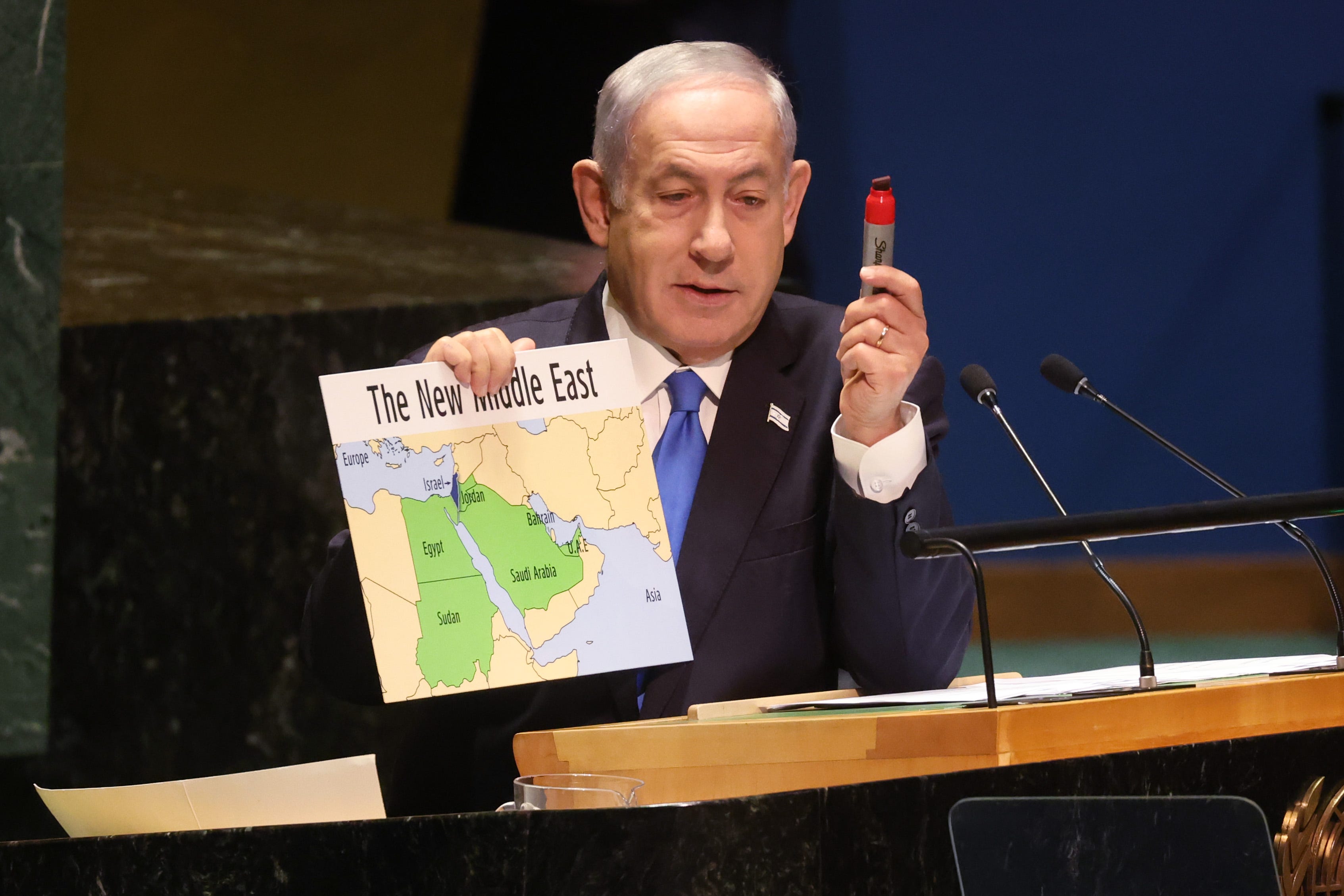 Benjamin Netanyahu hält einen Marker und eine Karte des „Neuen Nahen Ostens“ hoch.