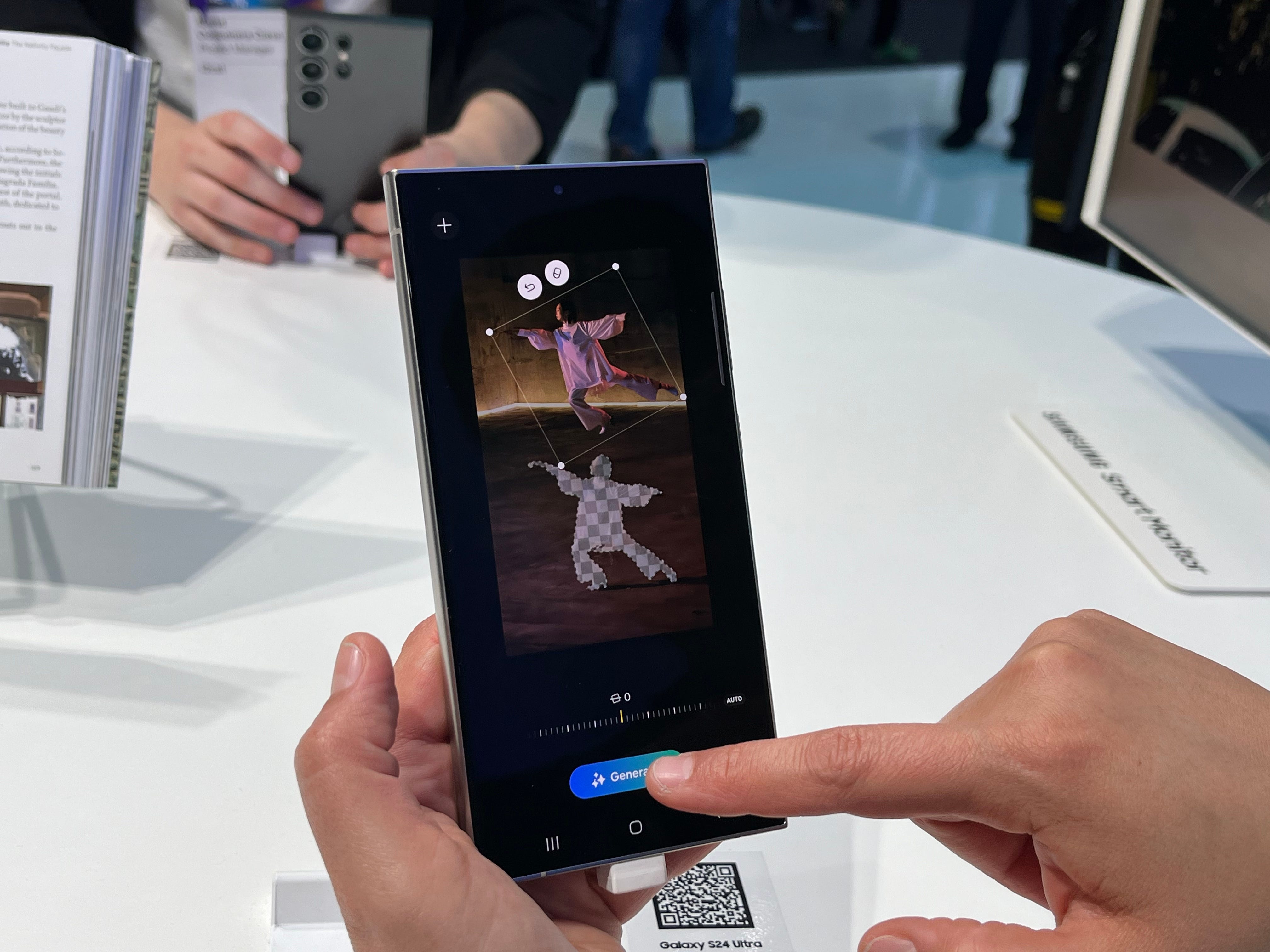 Ein Samsung-Handy, das seinen KI-gestützten Bildeditor vorführt