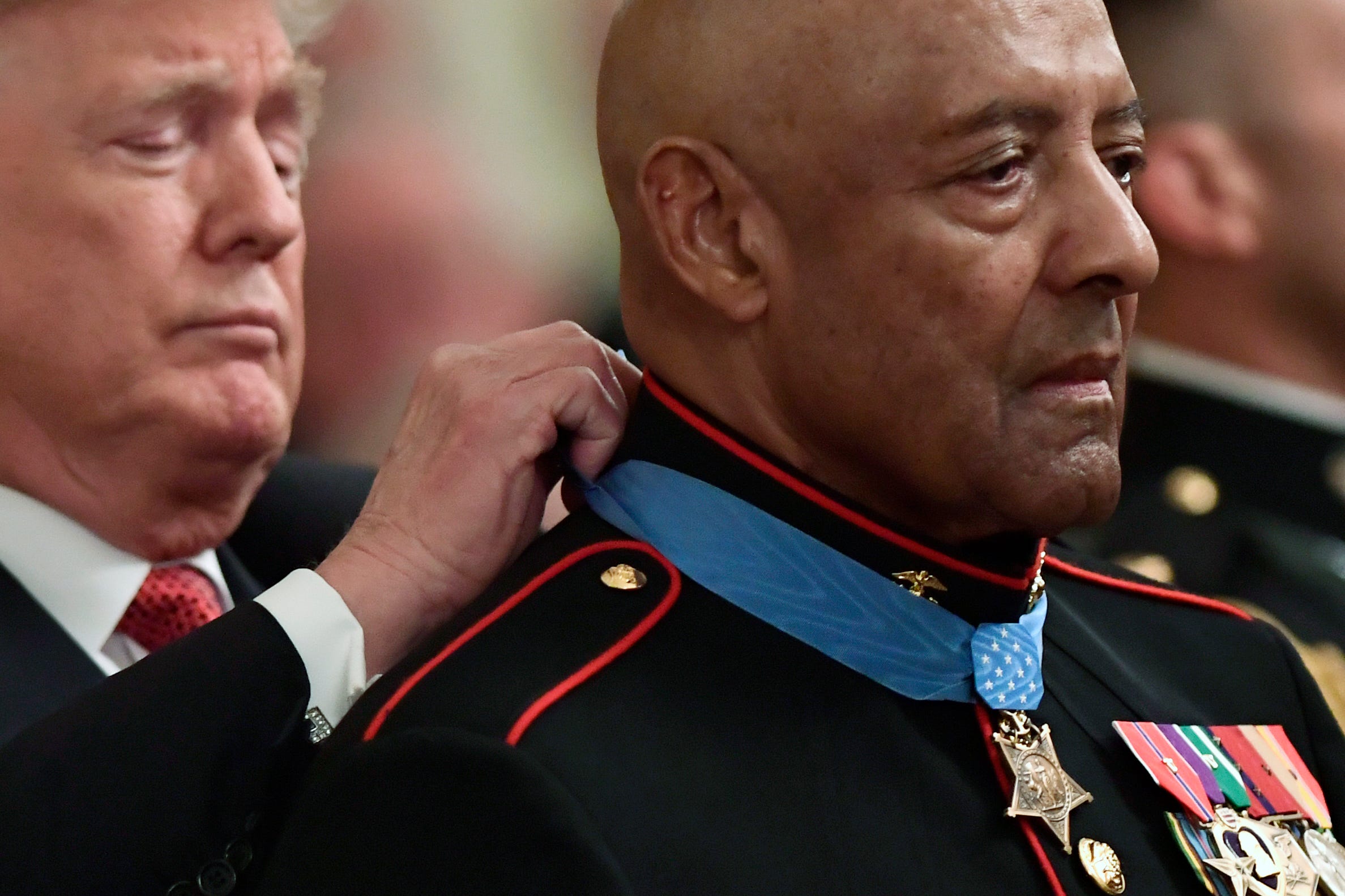 Donald Trump überreicht die Ehrenmedaille an den pensionierten Sgt. des US Marine Corps.  Maj. John Canley