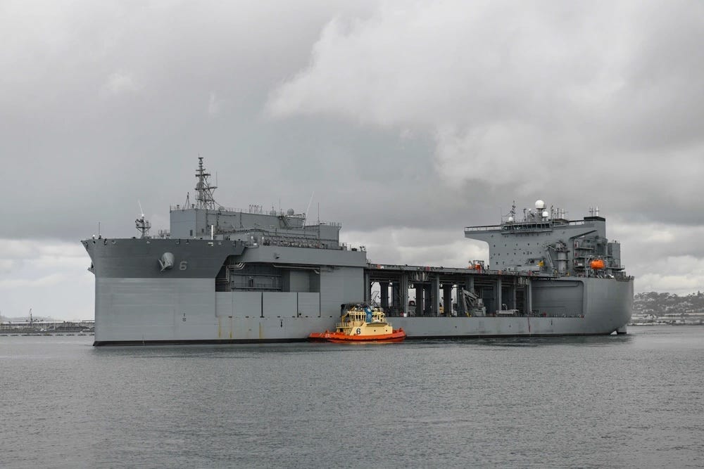 Expeditionary Sea Base USS John L. Canley auf der Naval Air Station North Island, wo das Schiff in Dienst gestellt wurde.