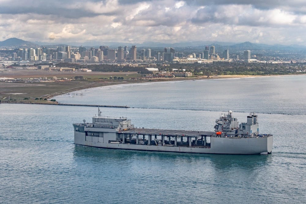 USS John L. Canley im Hafen von San Diego vor der Skyline der Stadt.