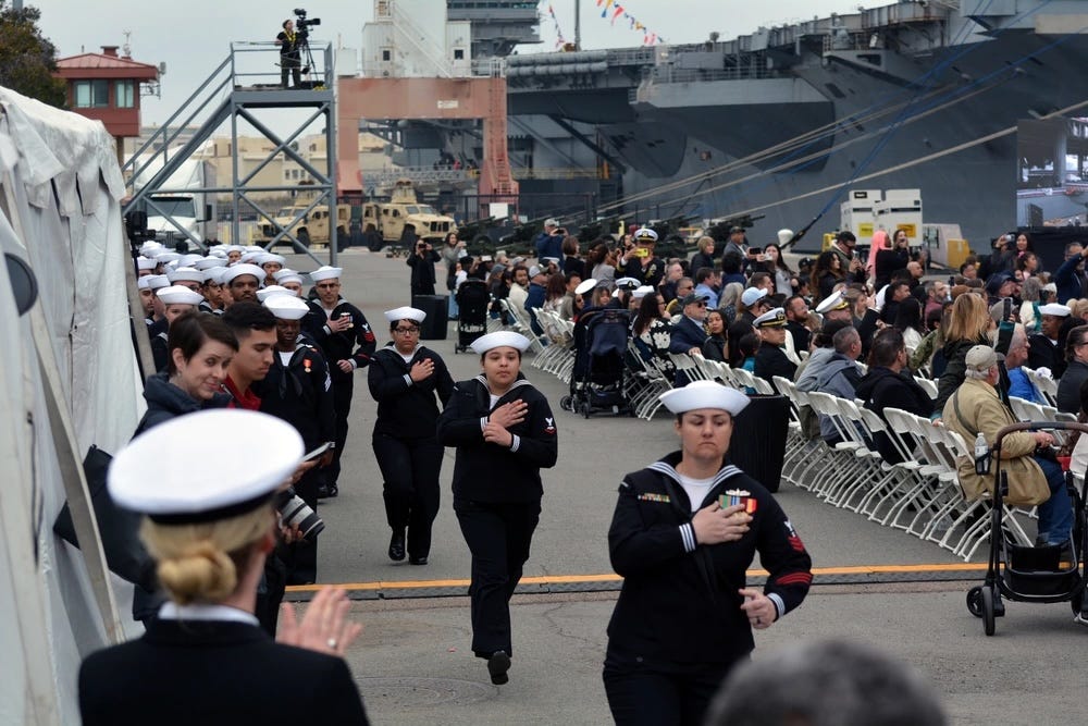 Mitglieder der Schiffsbesatzung der USS John L. Canley bemannen das Schiff