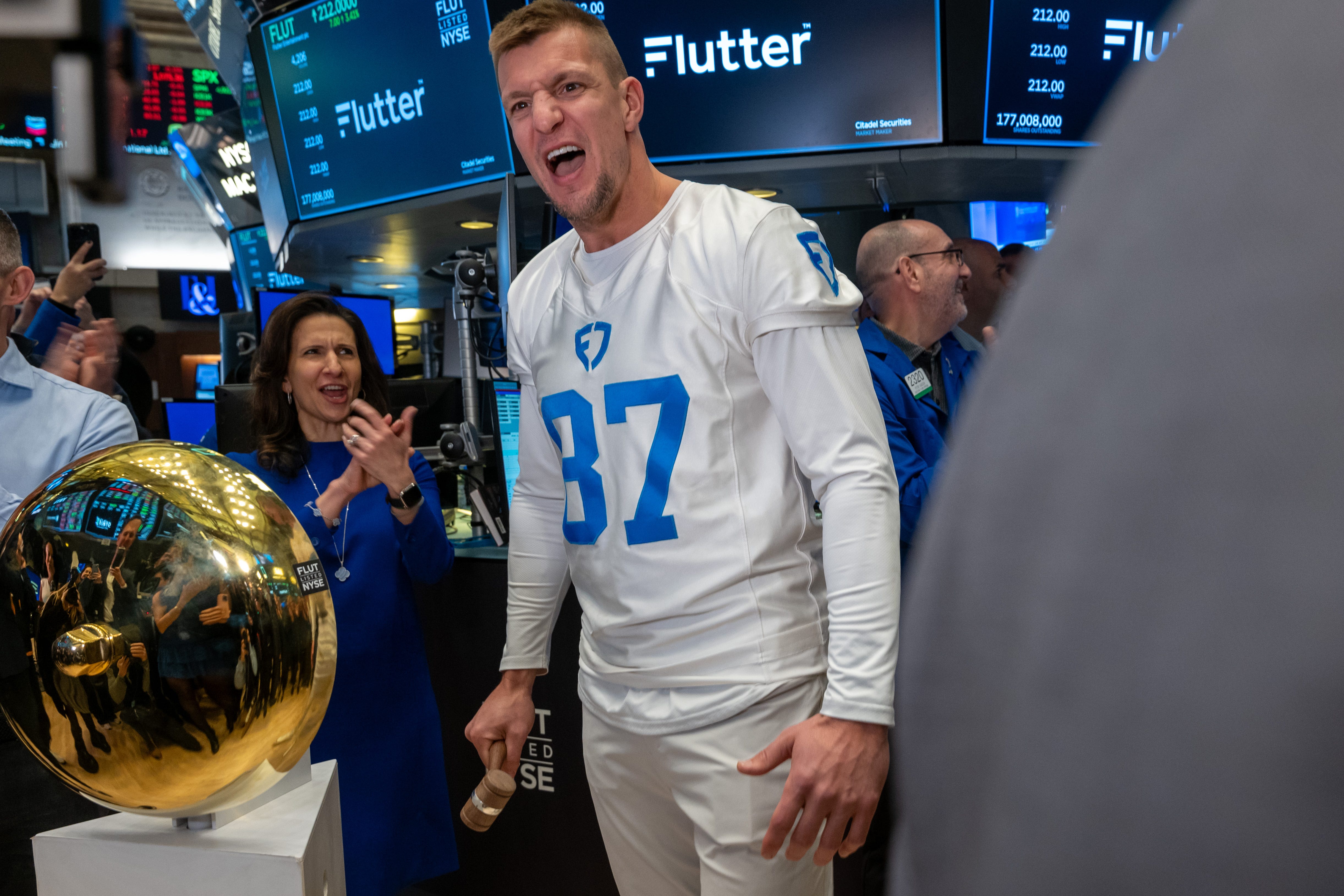 Fußballspieler feiert mit einer Menschenmenge an der New Yorker Börse
