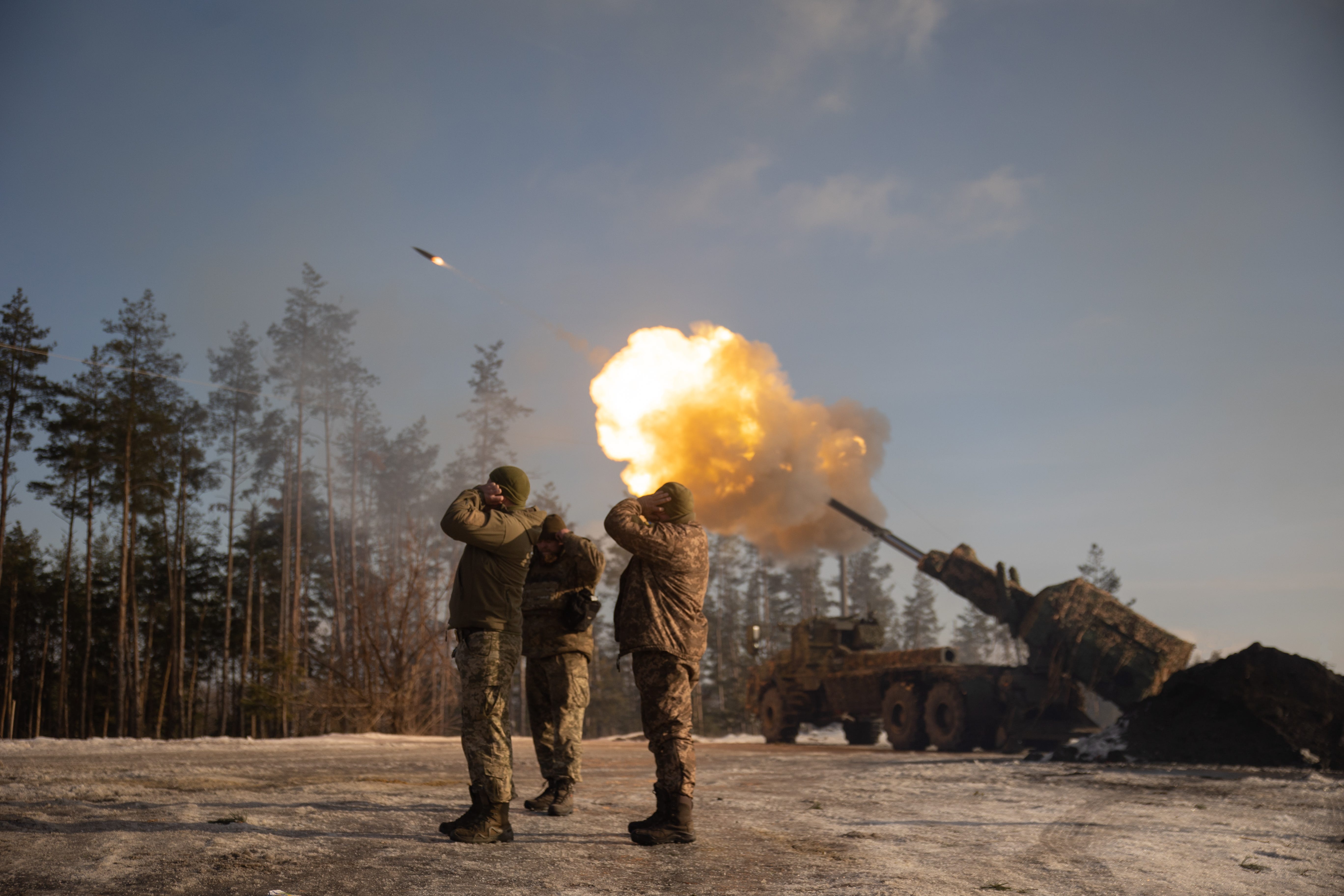 Ukrainische Soldaten feuern am 16. Dezember 2023 im Oblast Donezk in der Ukraine mit dem Archer-Artilleriesystem auf russische Stellungen.