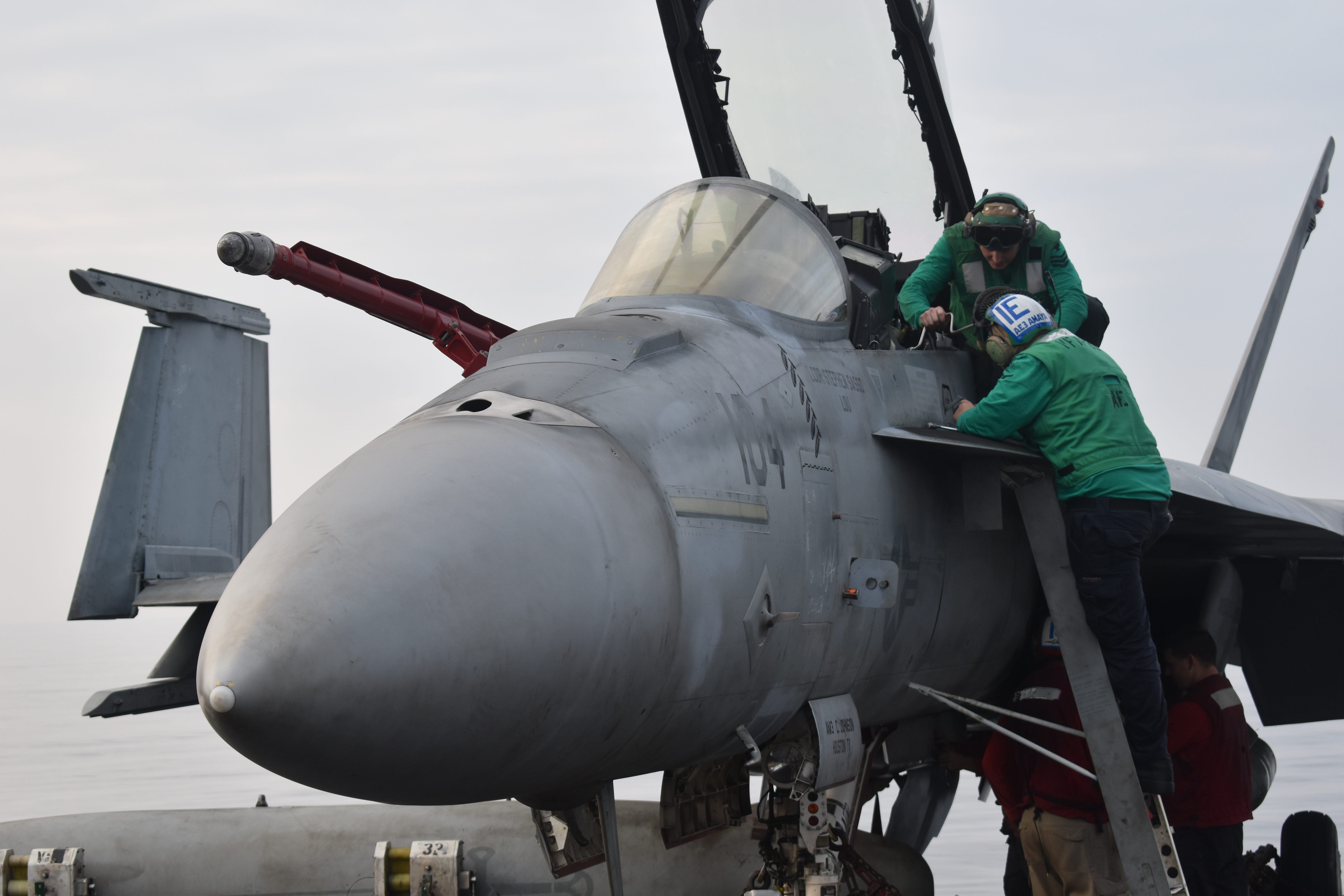 Matrosen führen Arbeiten an einem Kampfflugzeug auf der USS Dwight D. Eisenhower durch.
