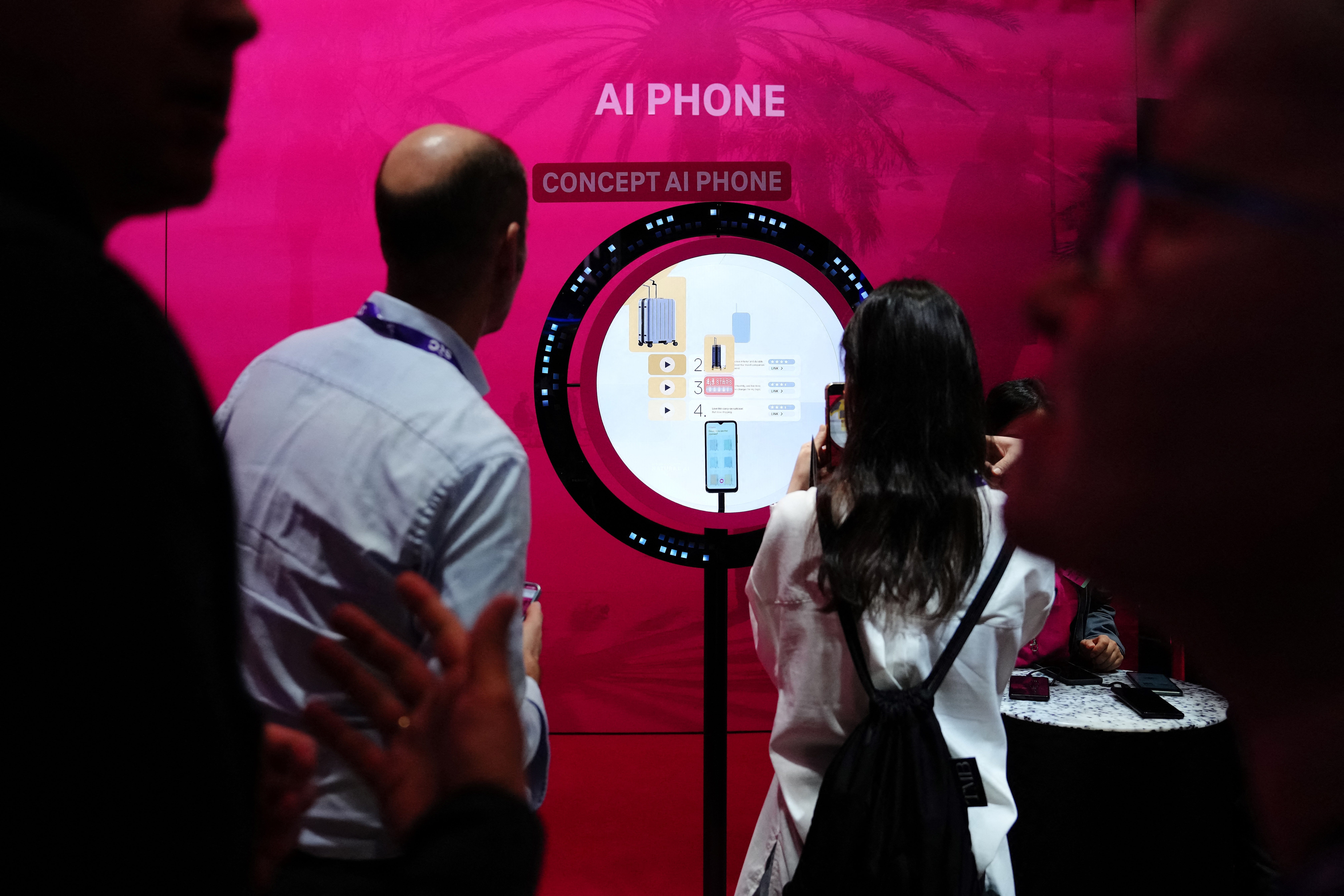 Ein Konzept für ein KI-App-freies Telefon auf der MWC-Ausstellungsfläche