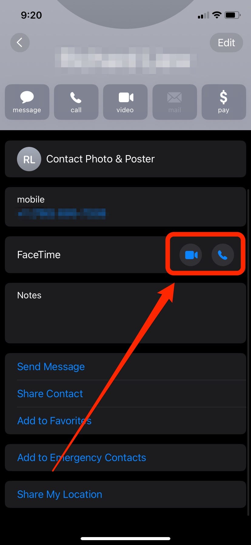 Ein Screenshot von einem iPhone zeigt einen roten Pfeil, der auf zwei Schaltflächen in einer Kontaktkarte zeigt: Das Videosymbol startet einen Video-FaceTime-Anruf und das Telefonsymbol startet einen reinen Audio-FaceTime-Anruf.