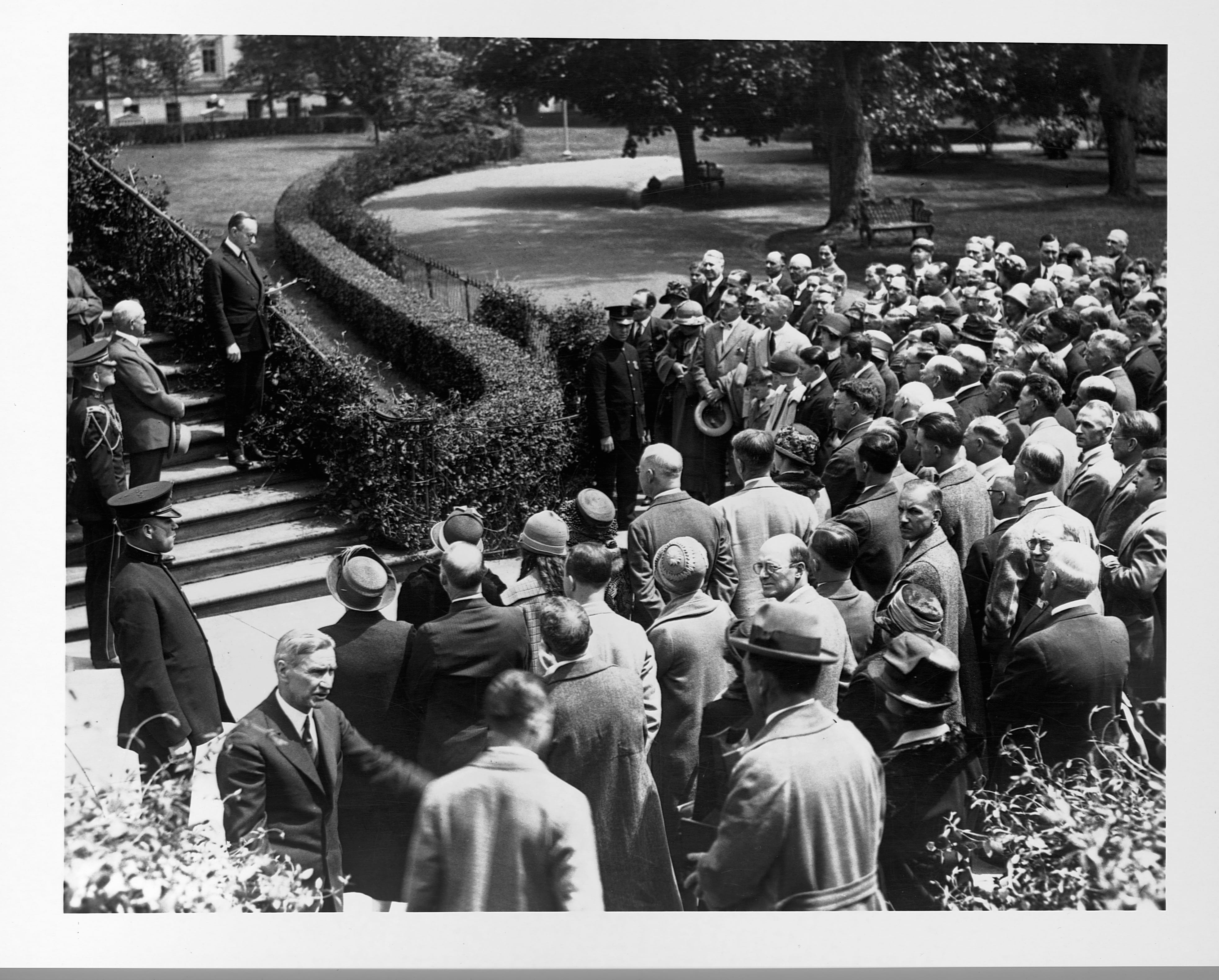 Präsident Calvin Coolidge spricht zu einer Gruppe von Menschen.