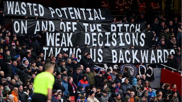 Fans von Crystal Palace protestieren gegen den Vereinsvorstand bei einem kürzlichen Premier-League-Spiel gegen Arsenal