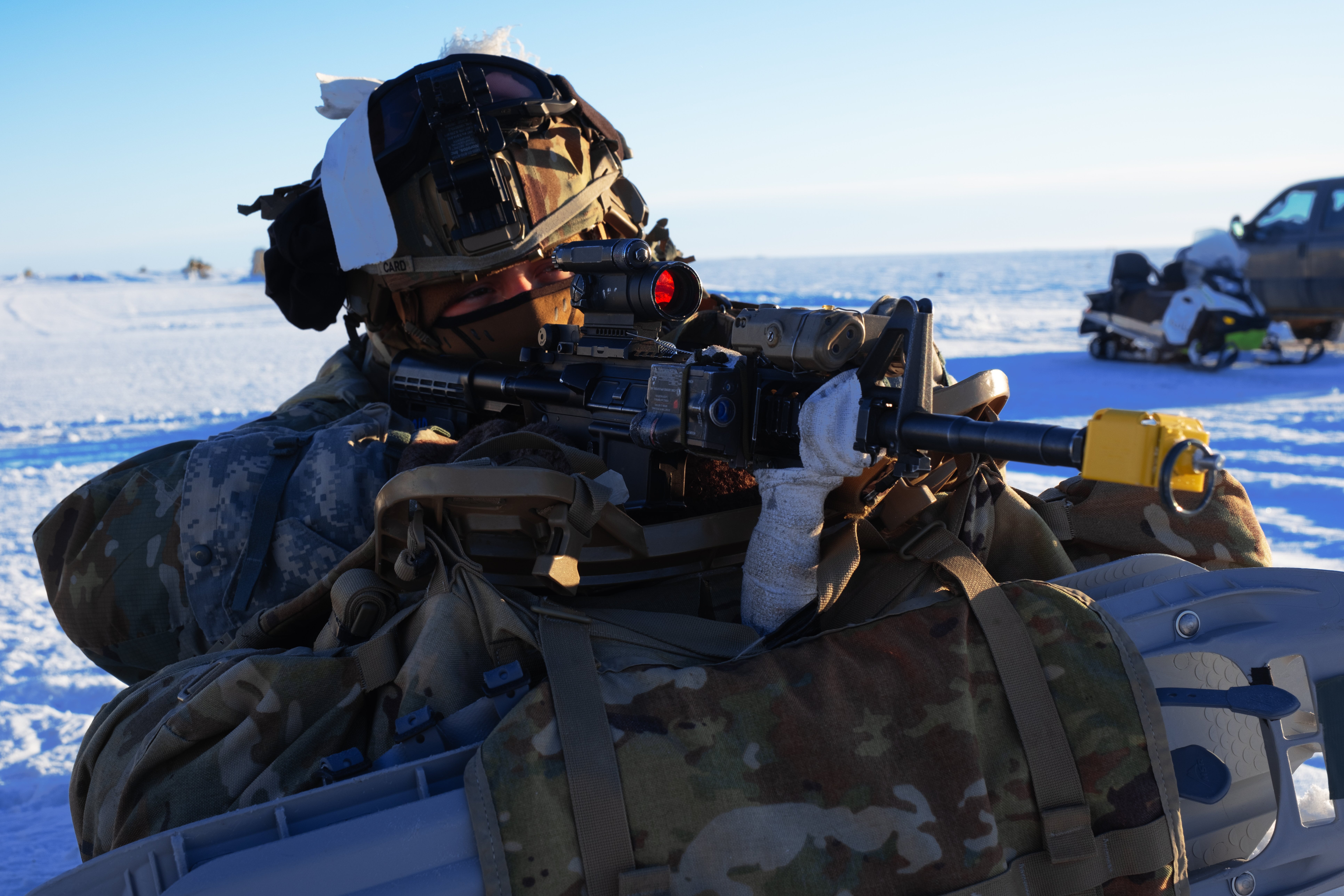 Soldaten der US-Armee, die dem 1st Infantry Brigade Combat Team der 11th Airborne Division zugeteilt sind, verteidigen ihr Ziel außerhalb von Utqiagvik, Alaska, im Rahmen des Joint Pacific Multinational Readiness Training Center 24-02, 15. Februar 2024.