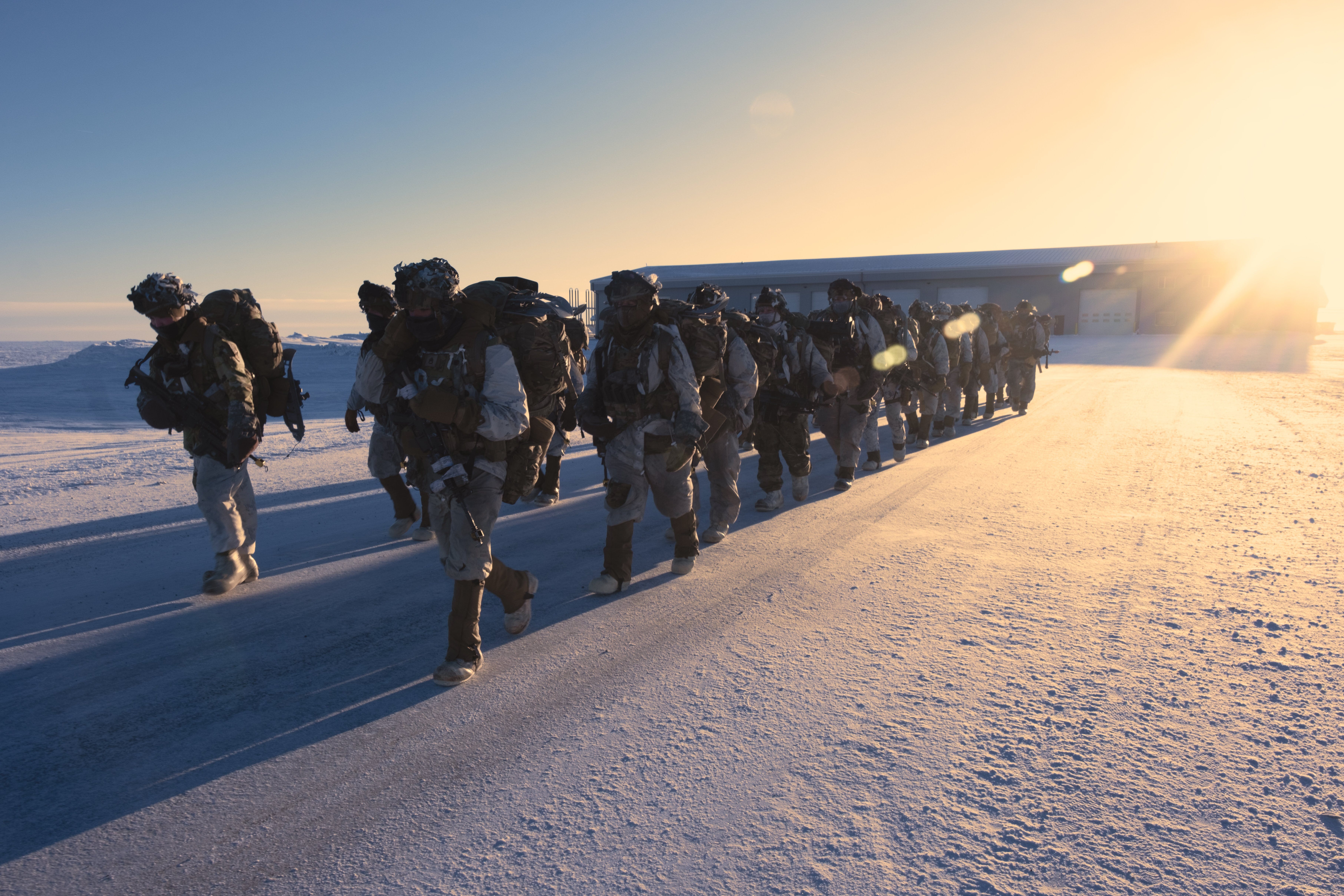 Soldaten der US-Armee, die dem 1st Infantry Brigade Combat Team der 11th Airborne Division zugeteilt sind, bewegen sich im Rahmen des Joint Pacific Multinational Readiness Training Center 24-02 am 15. Februar 2024 zu ihrem Ziel außerhalb von Utqiagvik, Alaska.