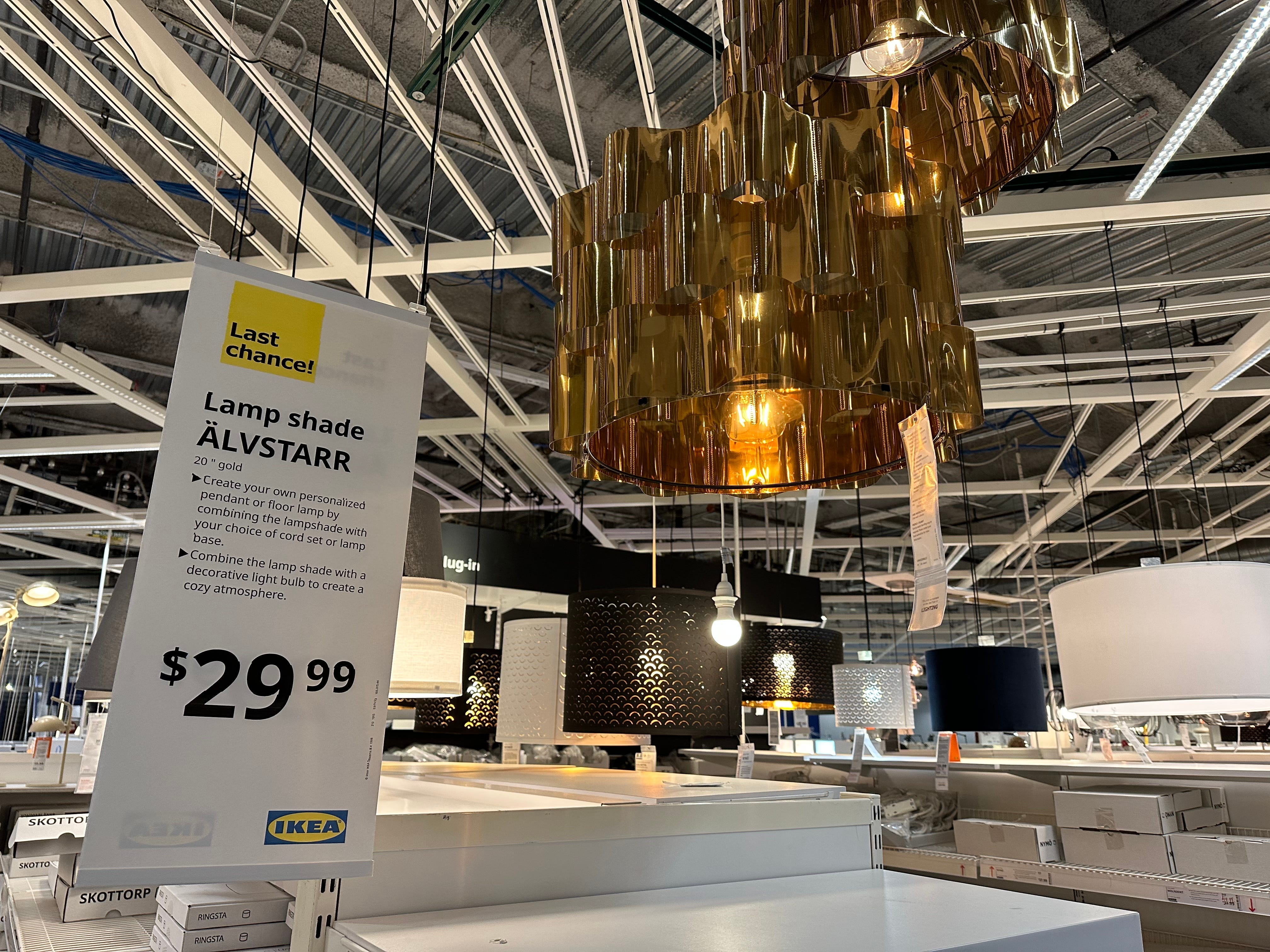 Eine stufenförmige Kronleuchter-Ausstellung, die bei Ikea hängt
