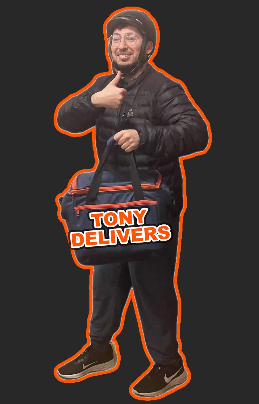 Tony Illes von Tony Delivers posiert mit einem Lächeln und einem Daumen-hoch-Zeichen, während er eine Brille, einen schwarzen Fahrradhelm, eine schwarze Puffjacke, schwarze Hosen, schwarz-weiße Nike-Turnschuhe und eine schwarz-orangefarbene Tasche trägt.  Die Worte „Tony Delivers“ erscheinen in oranger Schrift über dem Bild und sind von einer orangefarbenen Umrandung umgeben.