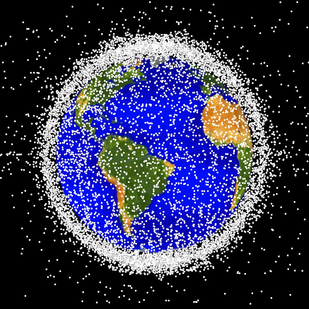 Eine Darstellung tausender Punkte rund um die Erde zeigt die Dichte der Satelliten am Himmel.