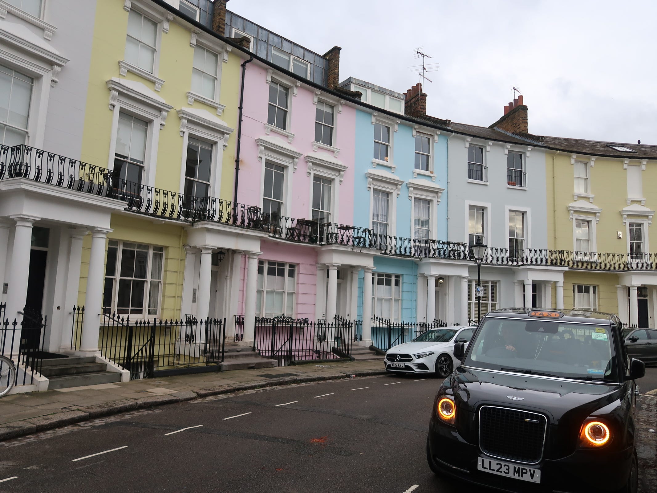 Bunte Häuser entlang einer Straße in Camden Town in London
