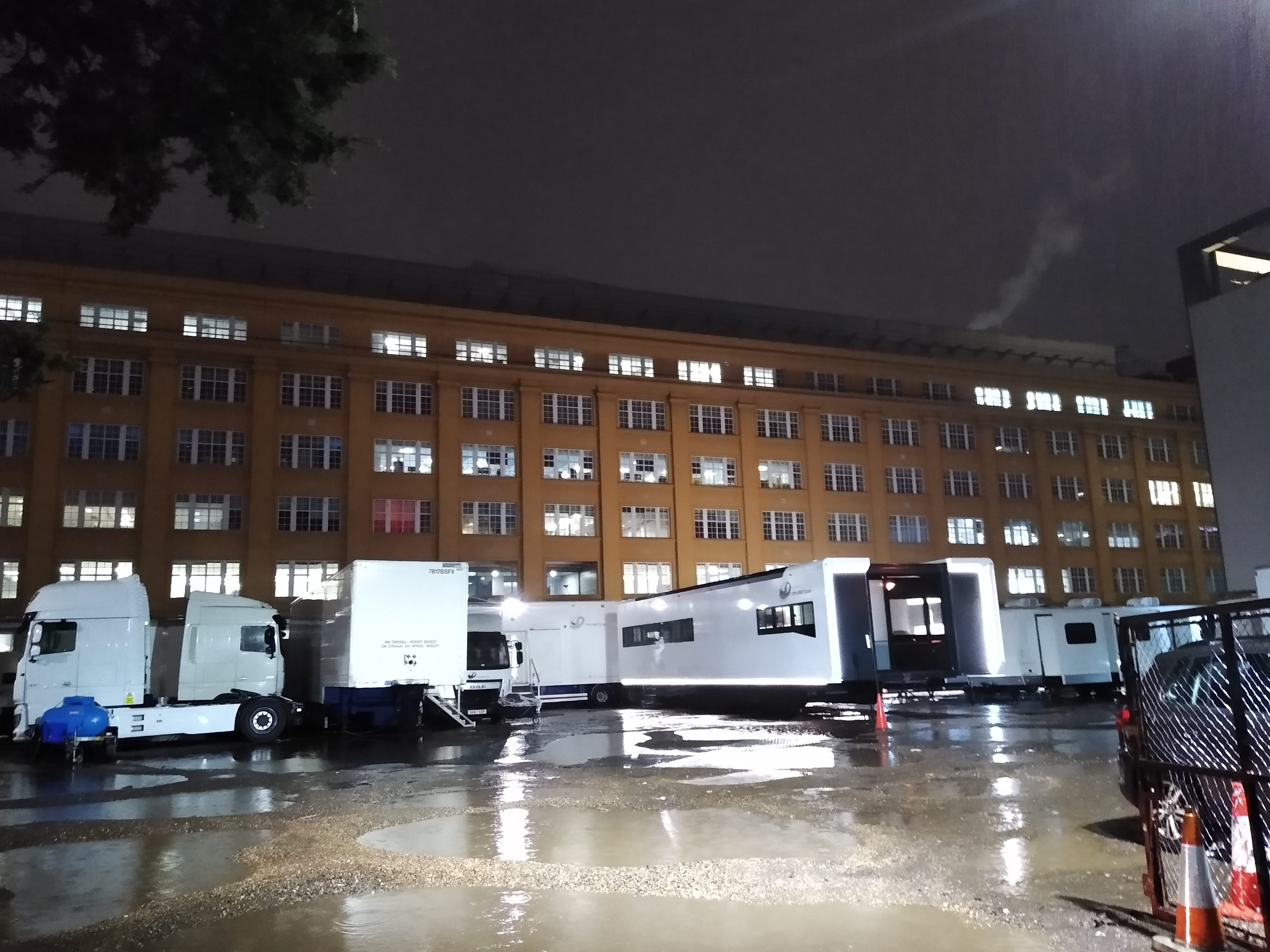 Filmtrailer parkten nachts vor einem Gebäude in Camden