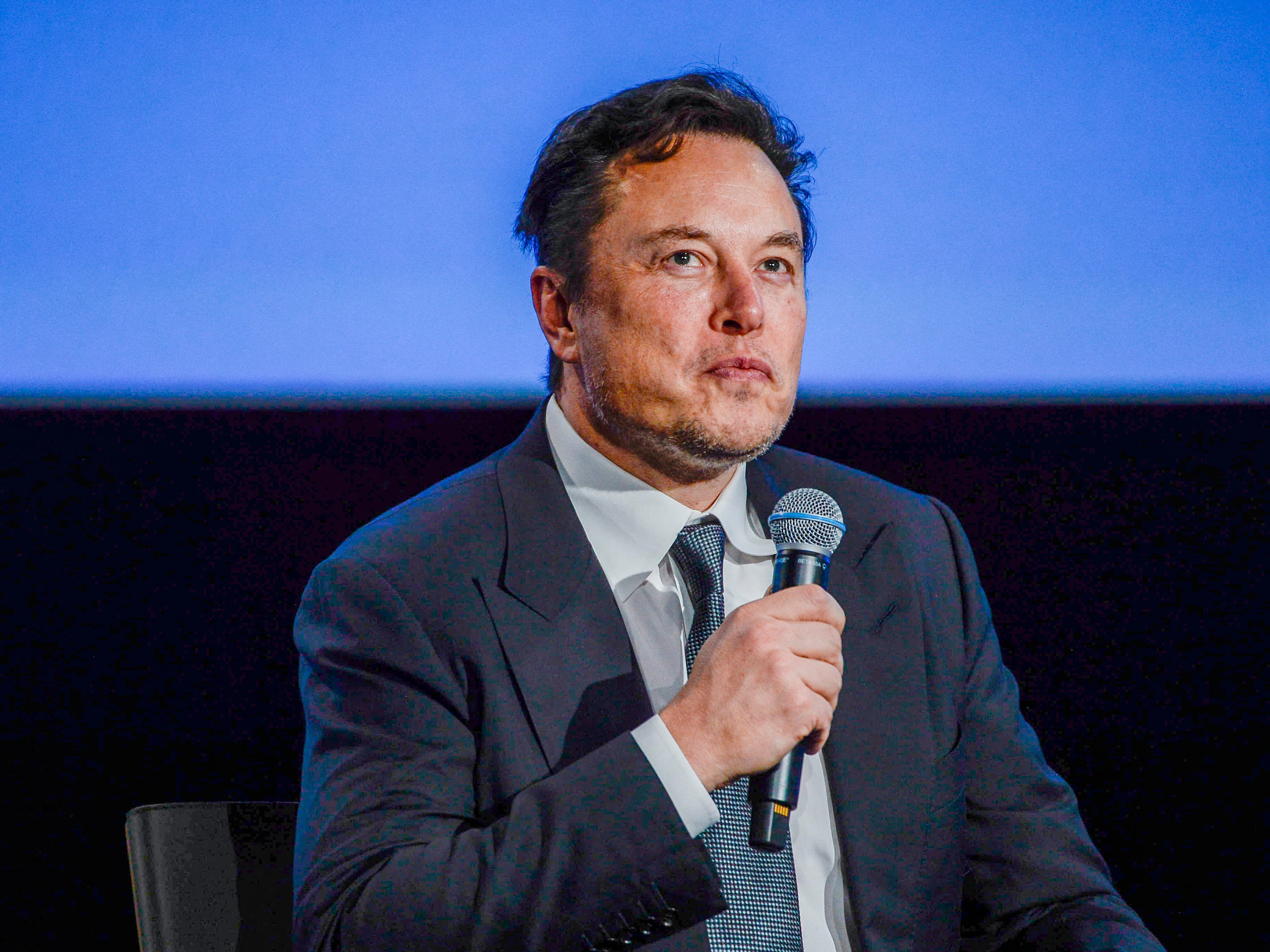 Elon Musk, der Besitzer von Twitter, drängt auf eine härtere Fahrkultur im Unternehmen.