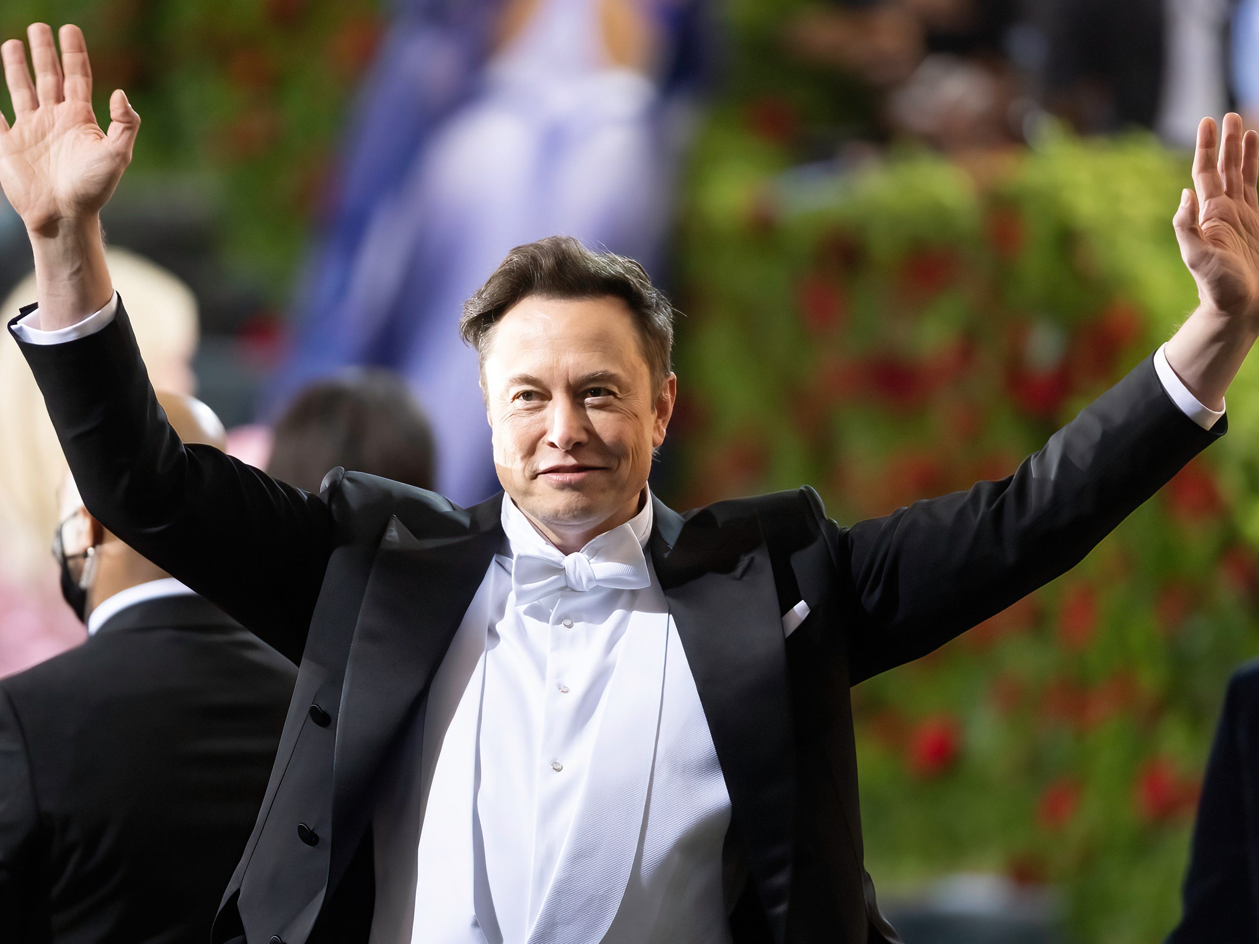 Elon Musk begrüßt die Zuschauer bei der Met Gala 2022 mit winkenden Händen