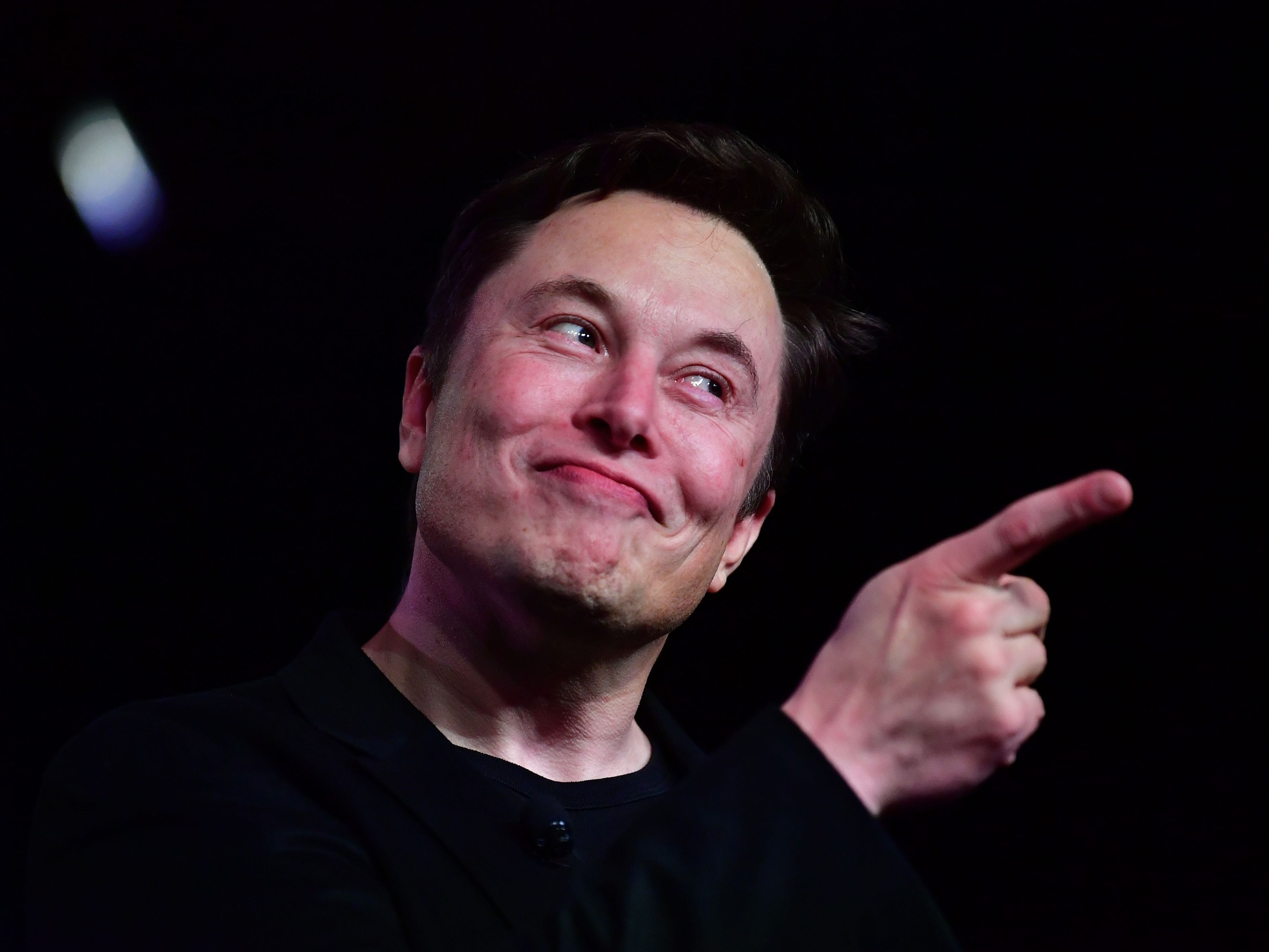 Elon Musk verzieht das Gesicht und zeigt mit dem Finger.