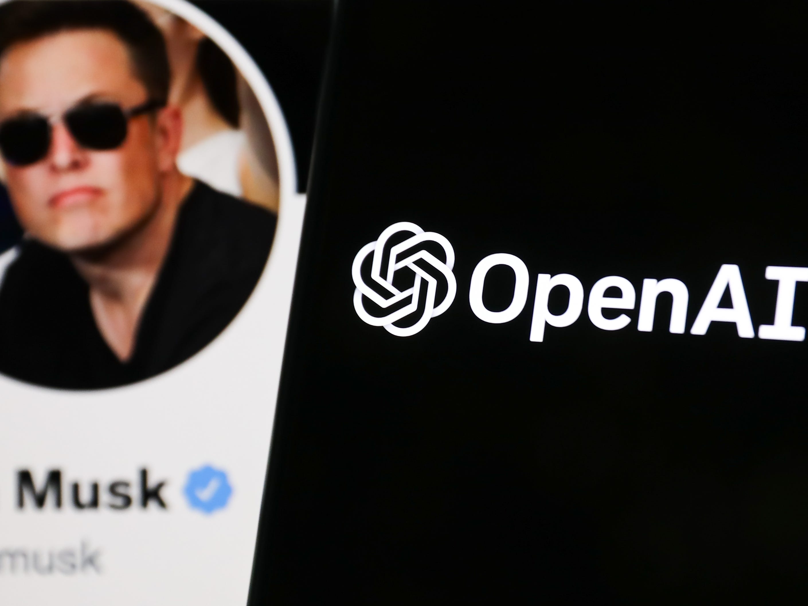 Das OpenAI-Logo wird auf einem Telefonbildschirm angezeigt und der Twitter-Account von Elon Musk wird auf einem Bildschirm im Hintergrund angezeigt