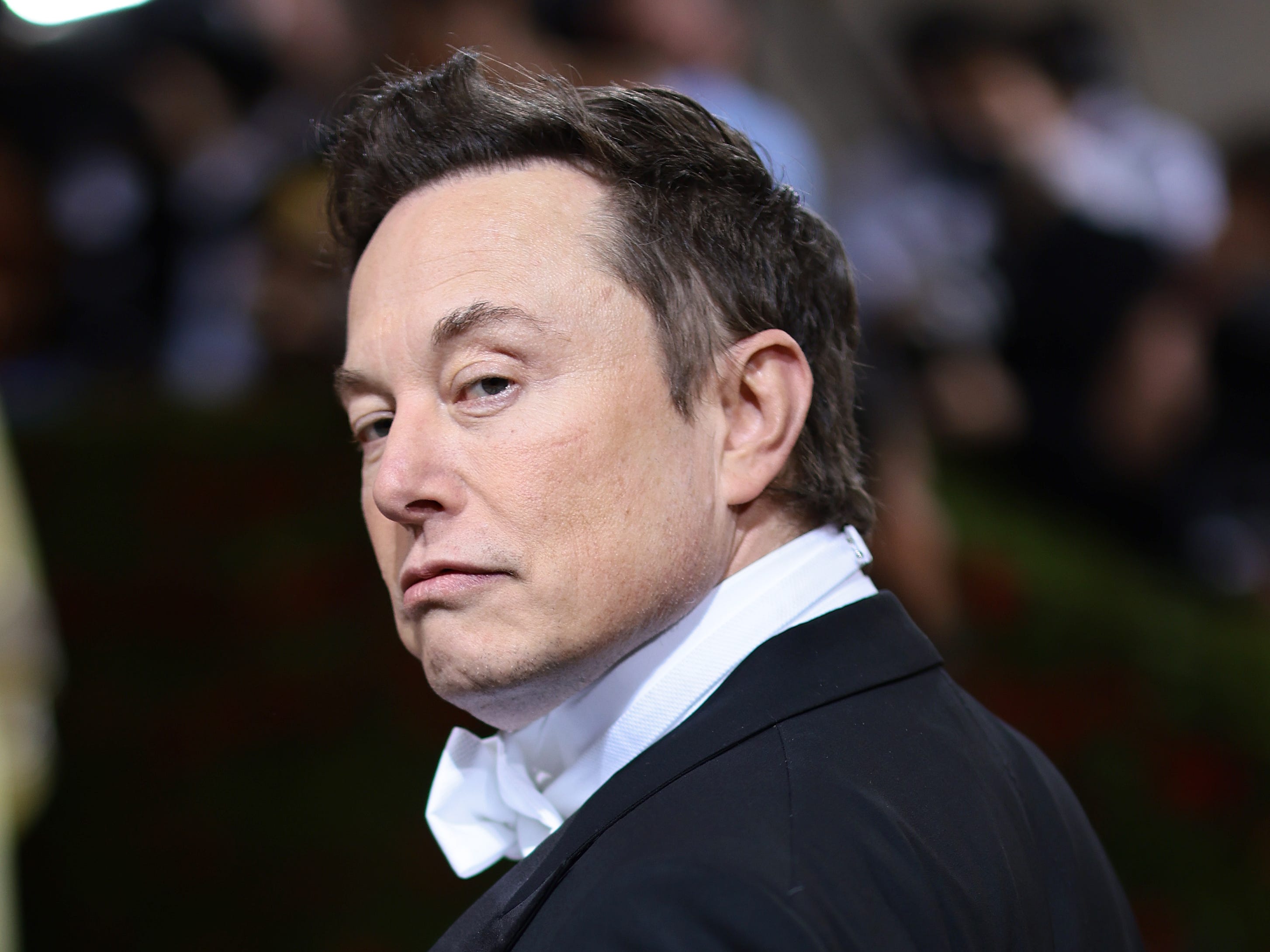 Elon Musk nimmt an der Met Gala 2022 teil.