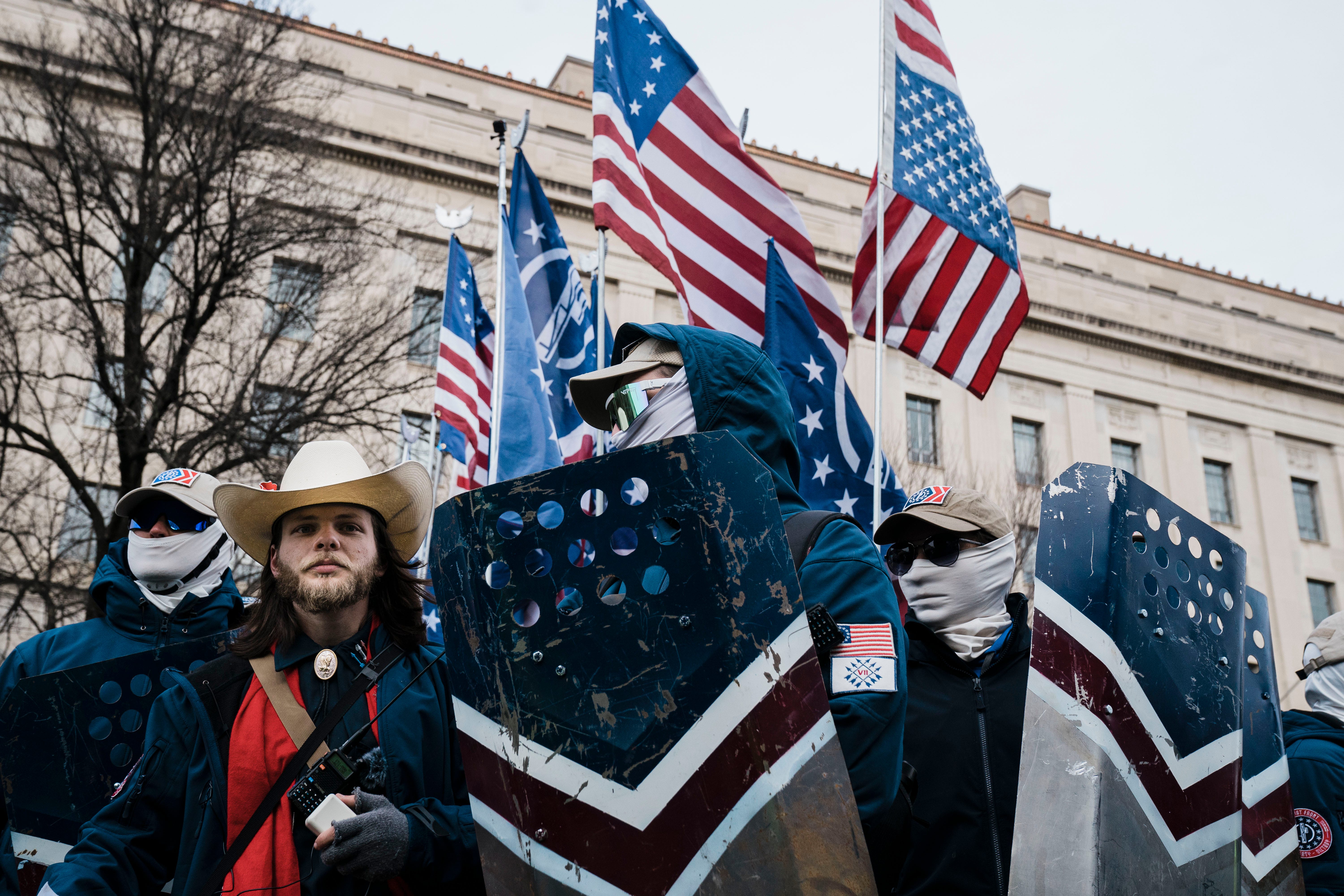 Mitglieder der rechten Gruppe Patriot Front und ihr Gründer Thomas Rousseau, zweiter von links, am Freitag, 21. Januar 2022 in Washington, DC.
