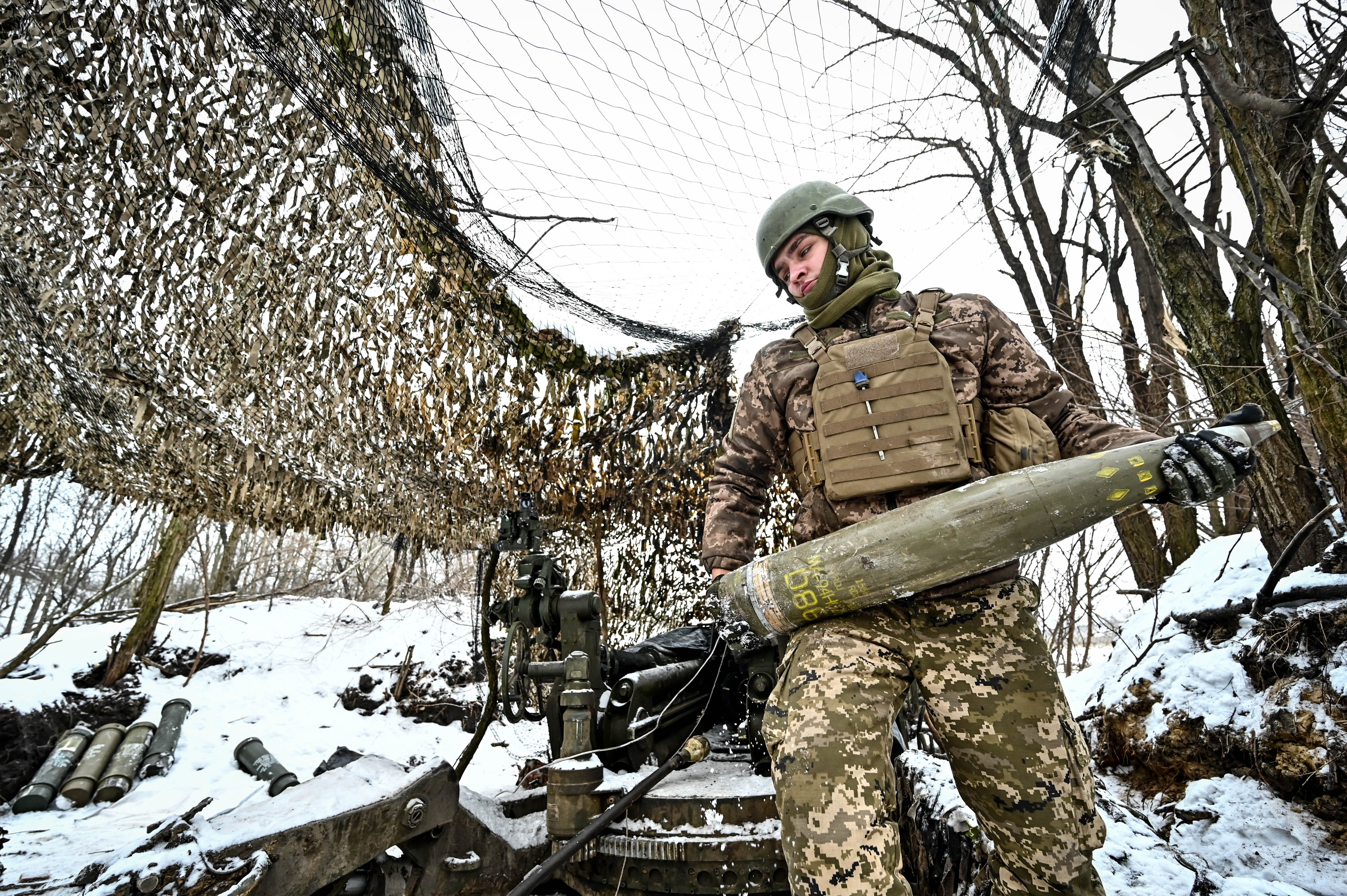 Ein Soldat des 66. separaten Kanonenartilleriebataillons der 406. separaten Artilleriebrigade der Streitkräfte der Ukraine wird von der amerikanischen Haubitze M777 abgebildet.
