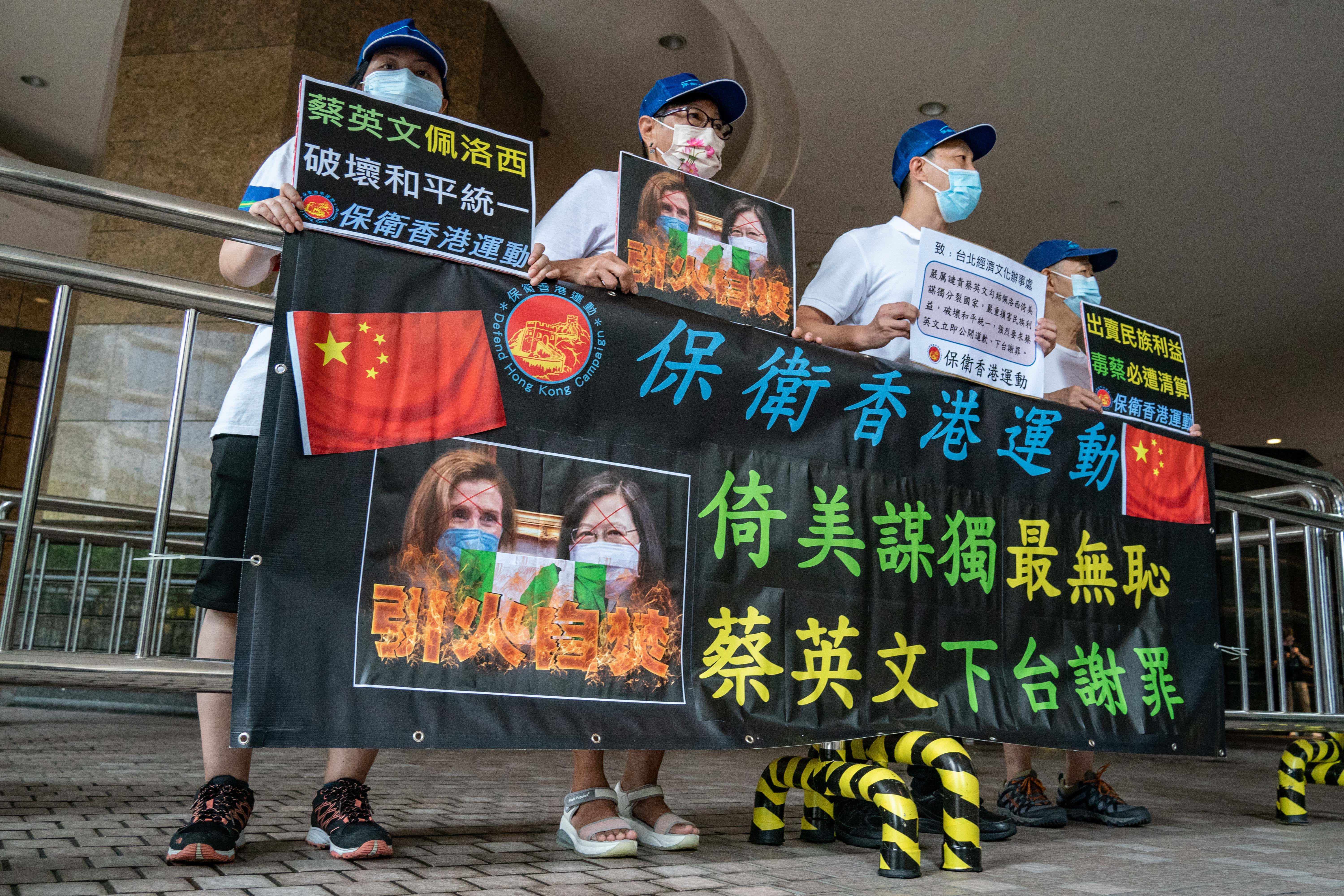 Pro-China-Anhänger protestieren am 11. August 2022 in Hongkong, China, gegen den Besuch der Sprecherin des US-Repräsentantenhauses, Nancy Pelosi, in Taiwan.