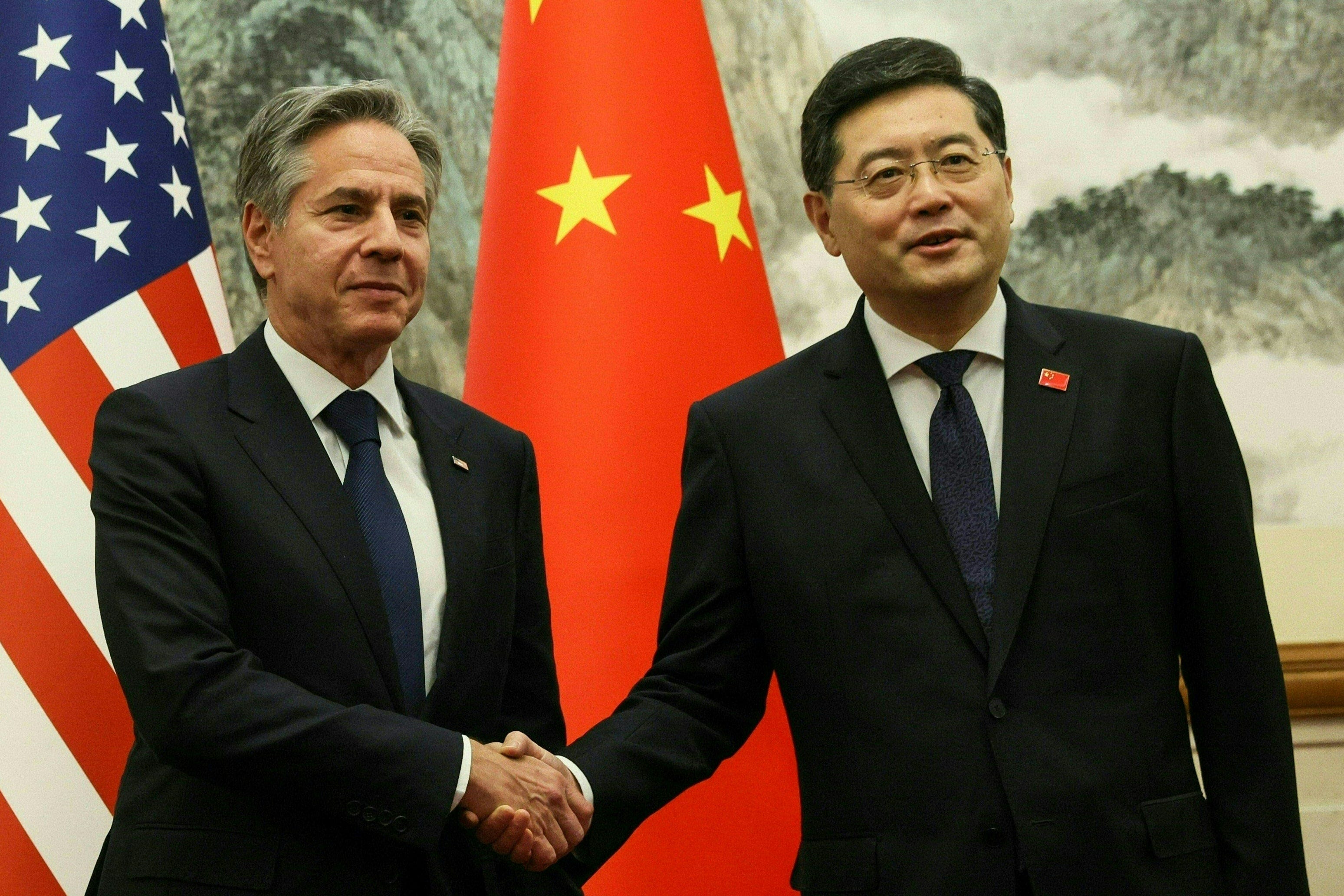 Der ehemalige chinesische Außenminister Qin Gang schüttelt im Juni 2023 US-Außenminister Antony Blinken die Hand.