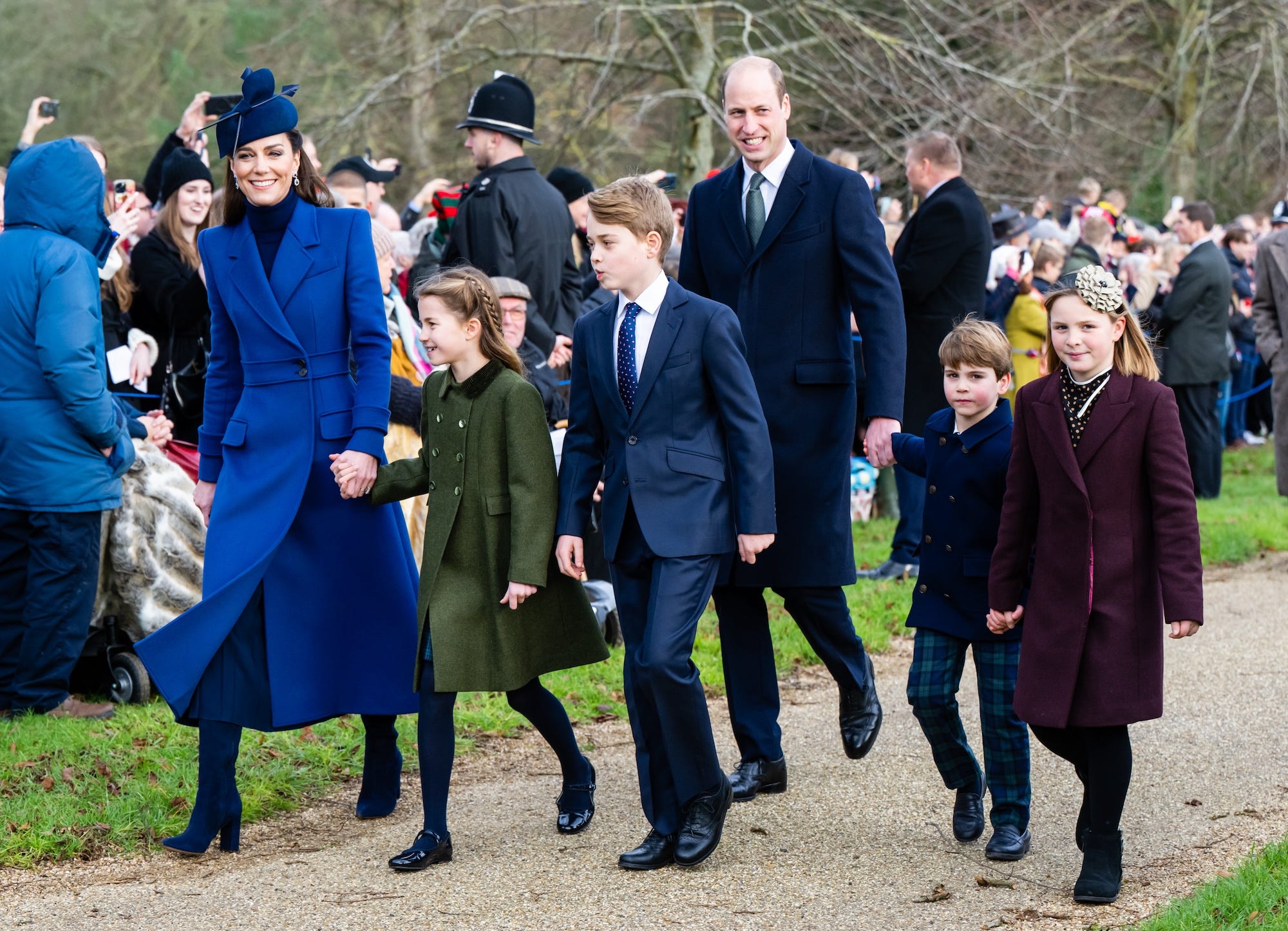 Der Prinz und die Prinzessin von Wales gehen am Weihnachtsmorgen 2023 mit ihren Kindern in Sandringham spazieren.