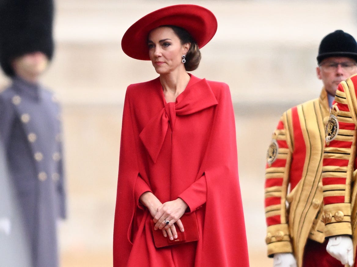 Kate Middleton trägt ein rotes Mantelkleid.