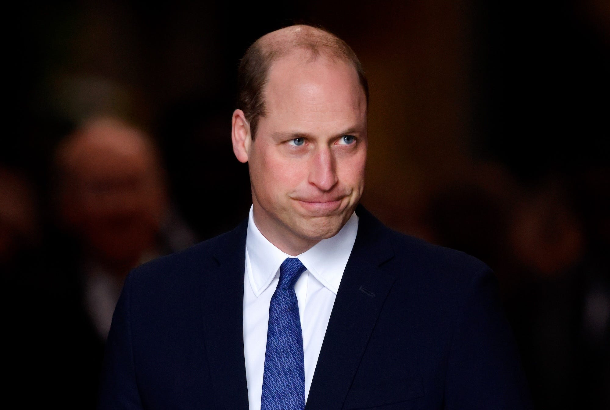 Prinz William lächelt mit geschlossenem Mund.