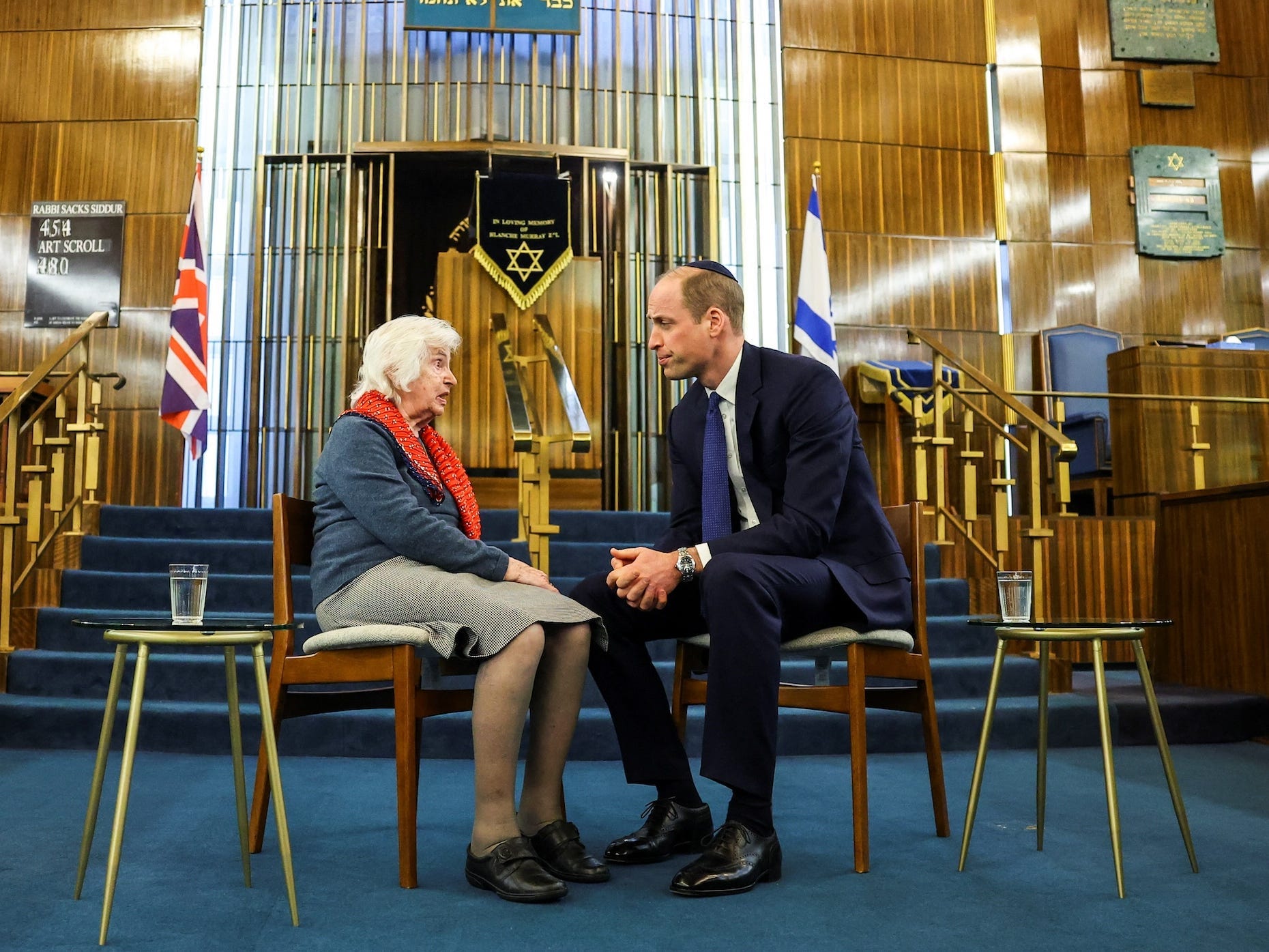 Prinz William spricht am 29. Februar 2024 in der Western Marble Arch Synagogue mit der Holocaust-Überlebenden Renee Salt.