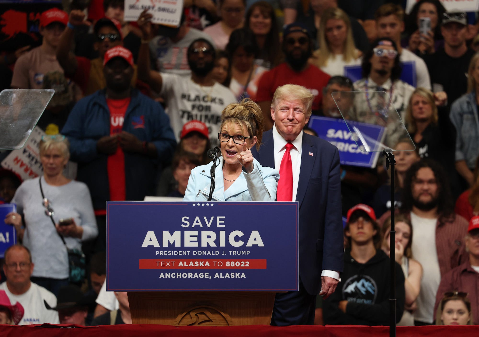 Der ehemalige Präsident Donald Trump wirbt bei einer Kundgebung in Anchorage, Alaska, am 9. Juli 2022 für die ehemalige Gouverneurin von Alaska, Sarah Palin.
